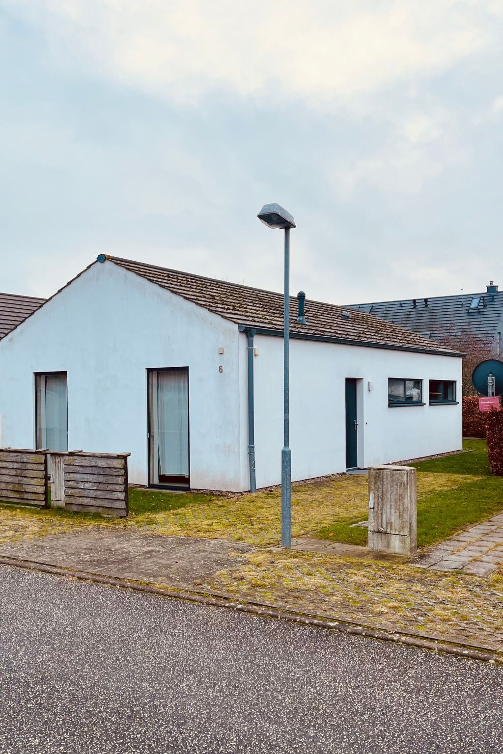 Strandnahes Ferienhaus mit Terrasse und Stellplatz-Binnen