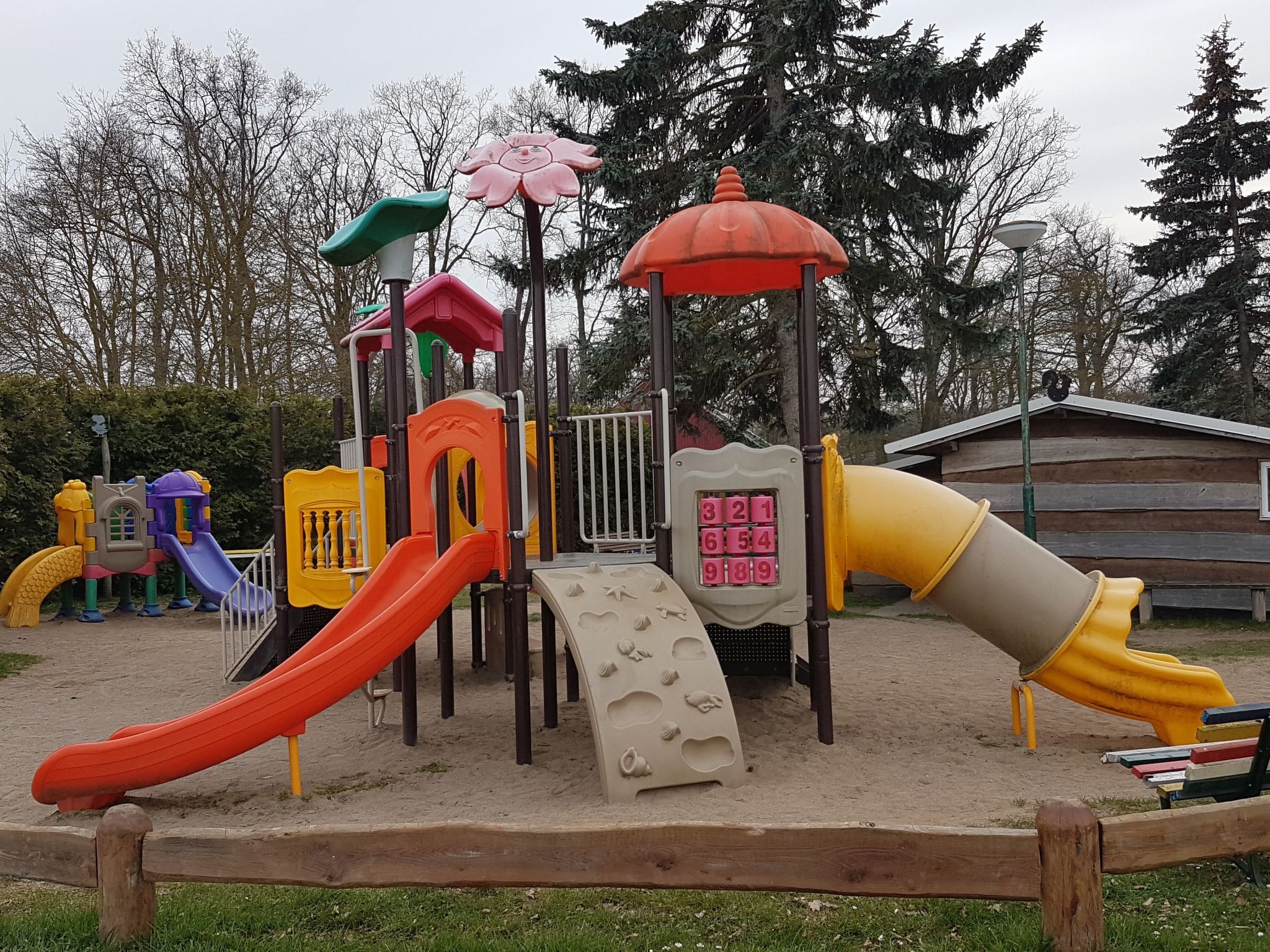 Gemütliches Schwedenhäuschen mit Terrasse-Binnen