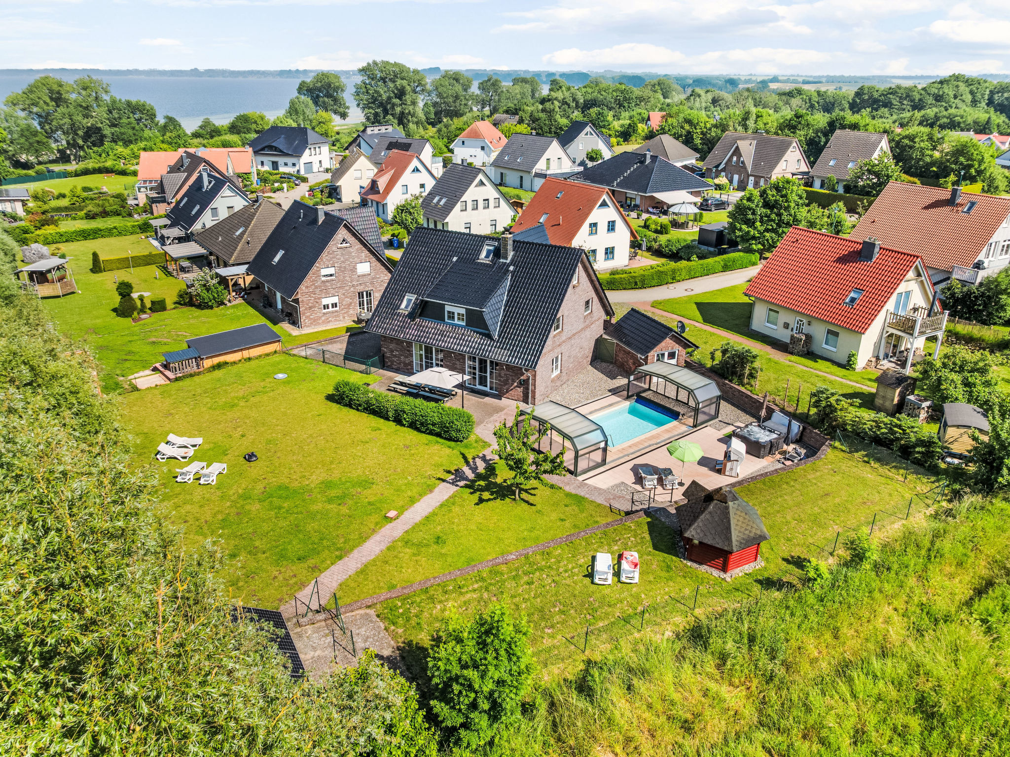 Geräumige Ferienvilla Jenny am Strand mit Pool - Buiten