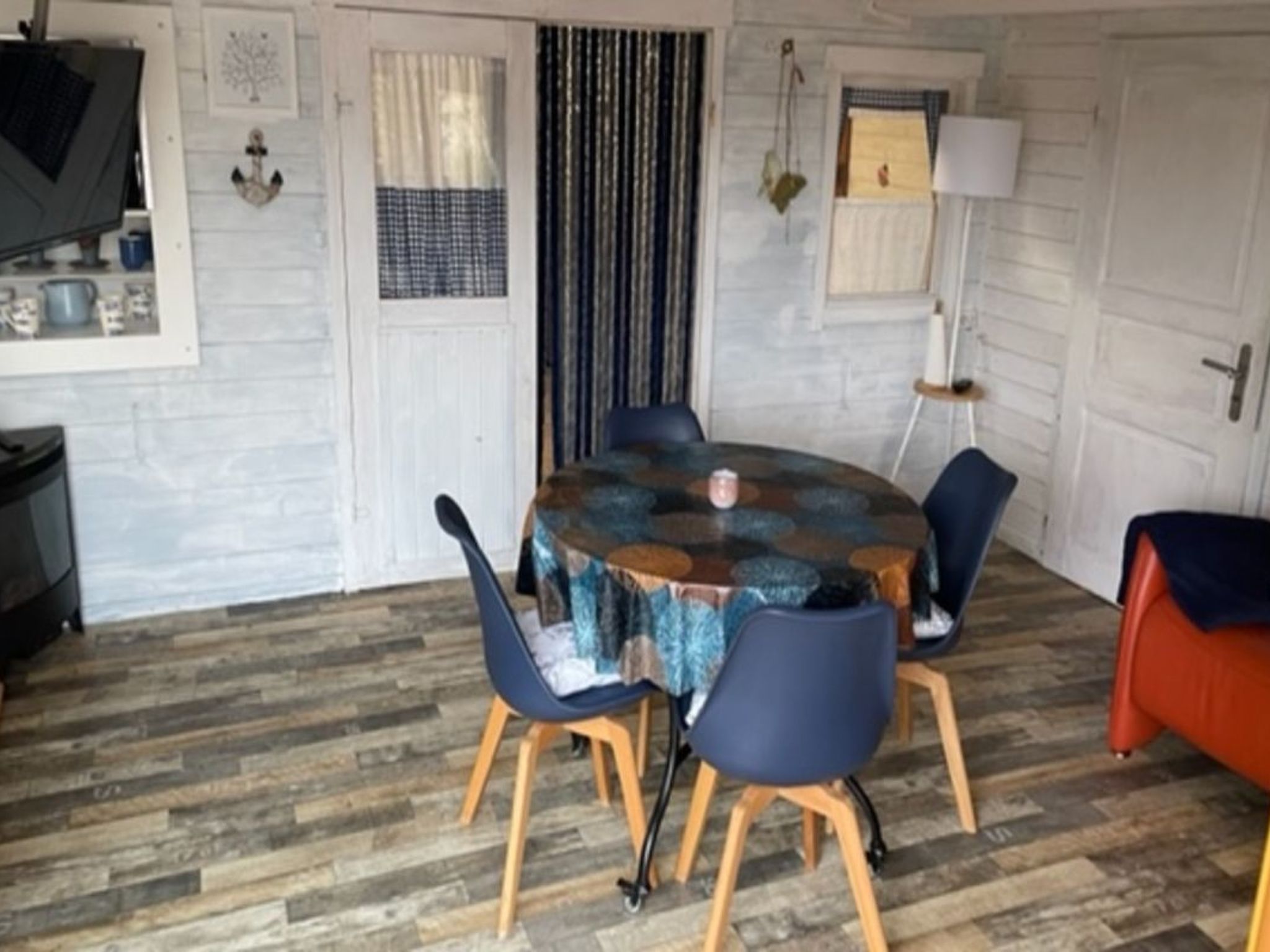 Charmantes kleines Häuschen am Blauen See-Image-tags.info