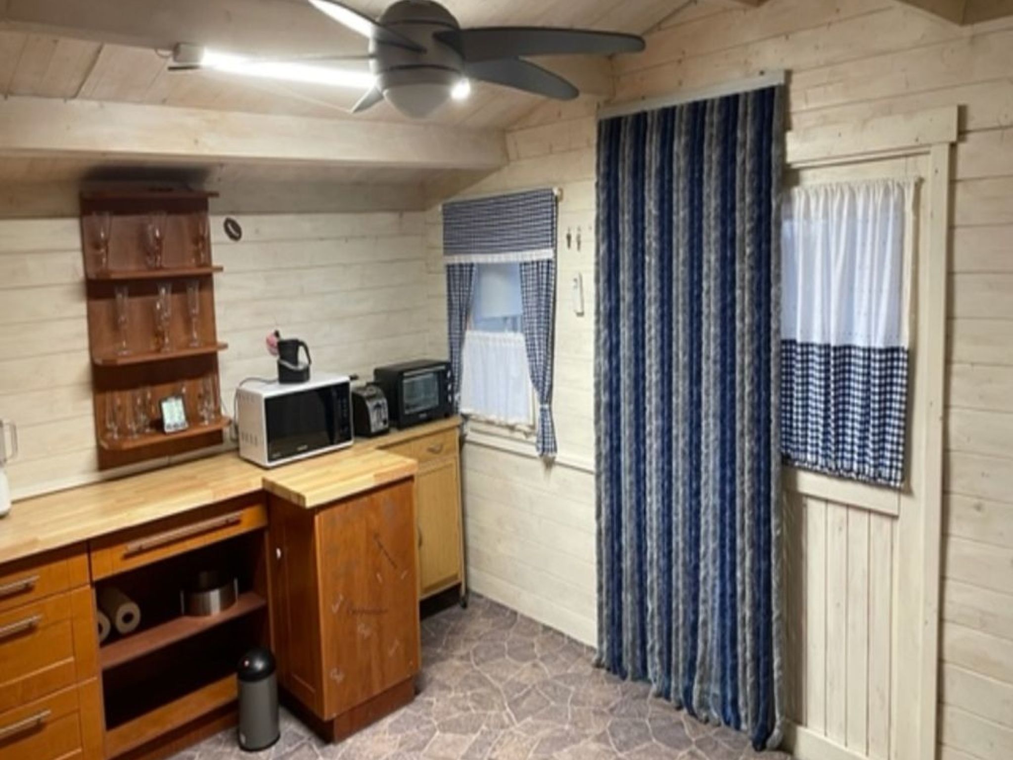 Charmantes kleines Häuschen am Blauen See-Image-tags.info