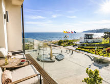 Luxe vakantieappartement met direct zeezicht in het hart van Binz - thumbnail 1