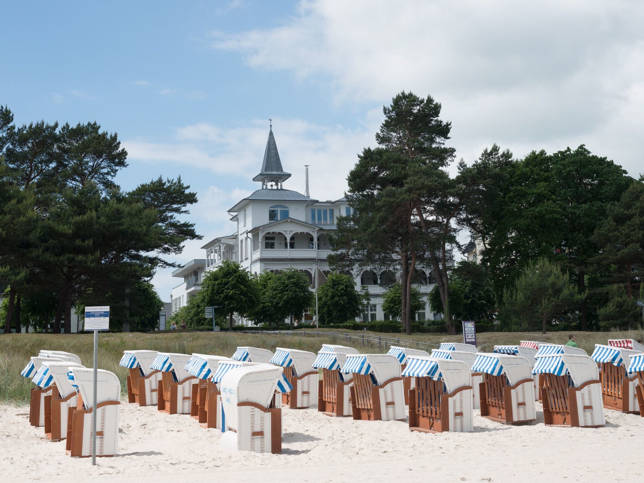 Holiday flat 11 Strandhaus Seeblick BinzThe holiday flat 11 of the Strandhaus Seeblick is situated in a dreamlike and idyllic location directly on the beach in Binz in an absolute "1 A location": The ..