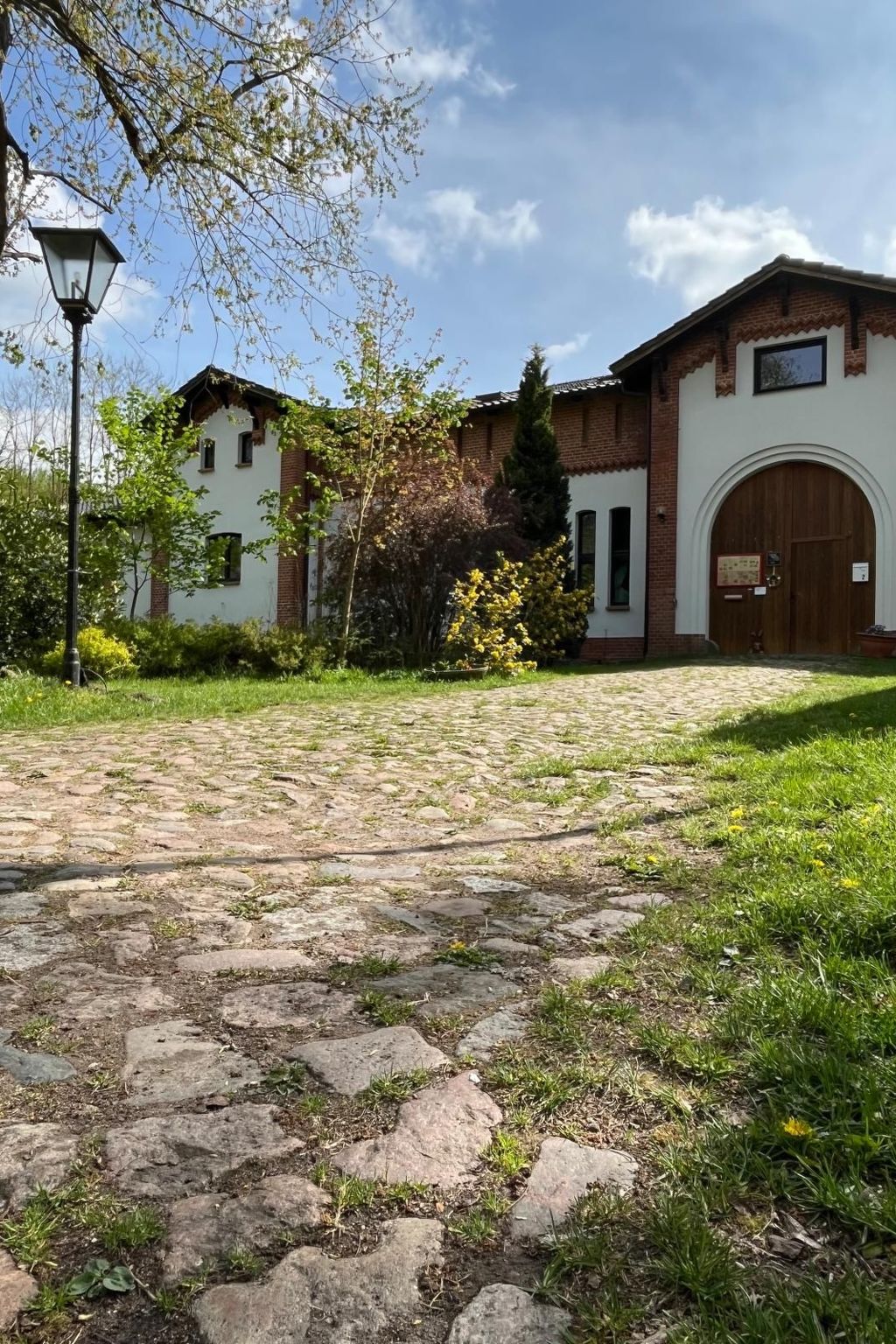 Kuchelmiß is located directly on the A19 motorway and offers you a cosy holiday flat in the picturesque Nebeltal valley, which is located in a lovingly renovated marshal's house - formerly used as a ..