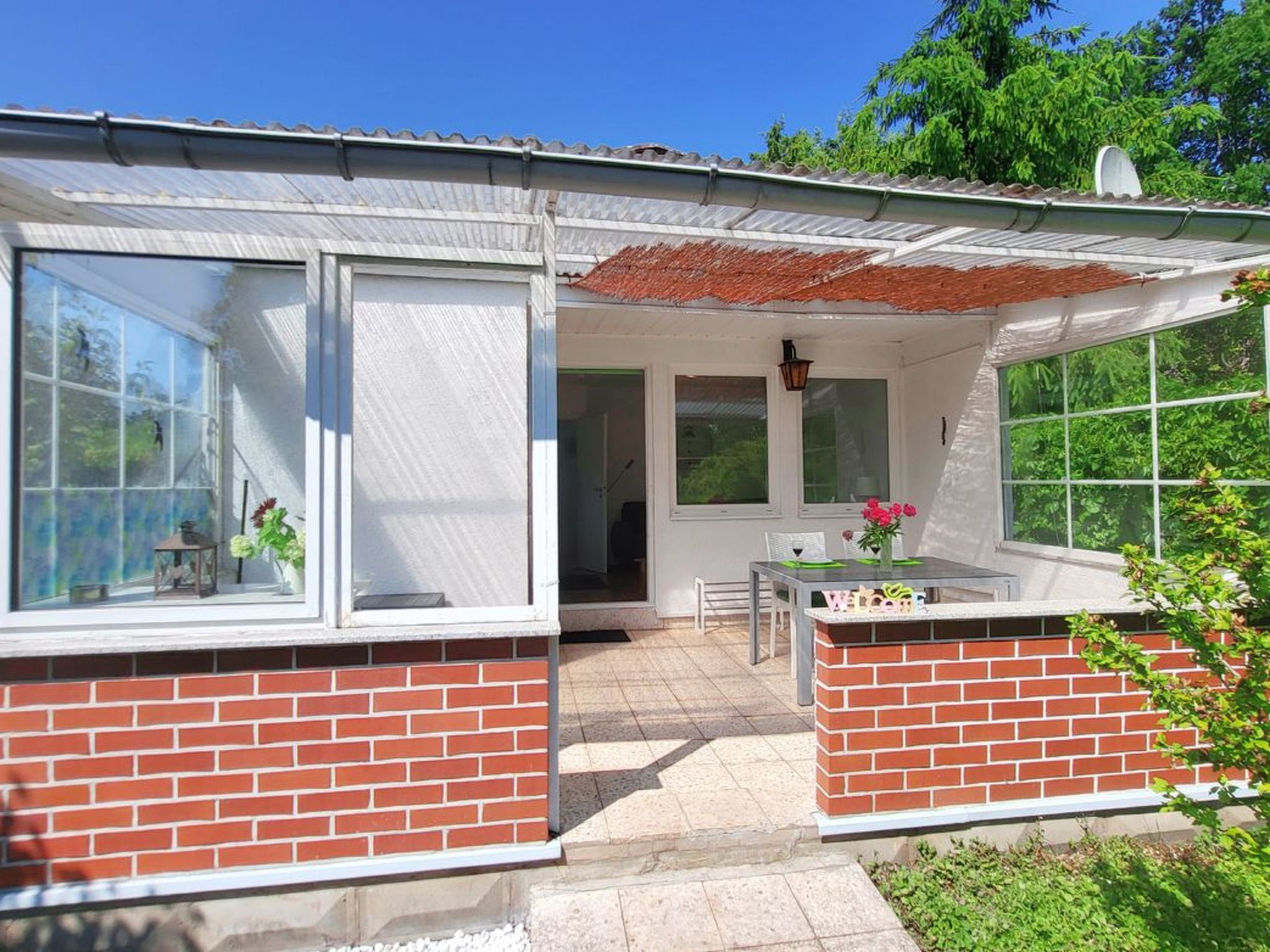 Fancy a holiday in the middle of a beautiful water and lake landscape with a wide range of activities? This friendly holiday home with a beautiful garden, just 20 metres from the Storkow Canal and the..