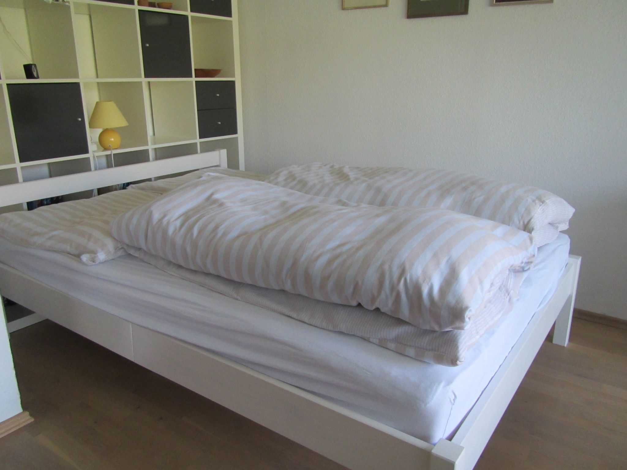 The apartment ist located on the groundfloor of a well-kept building in a park. The apartment comprises a combined living/bedroom with a comfortable bed, dining table with four chairs, two comfortable..
