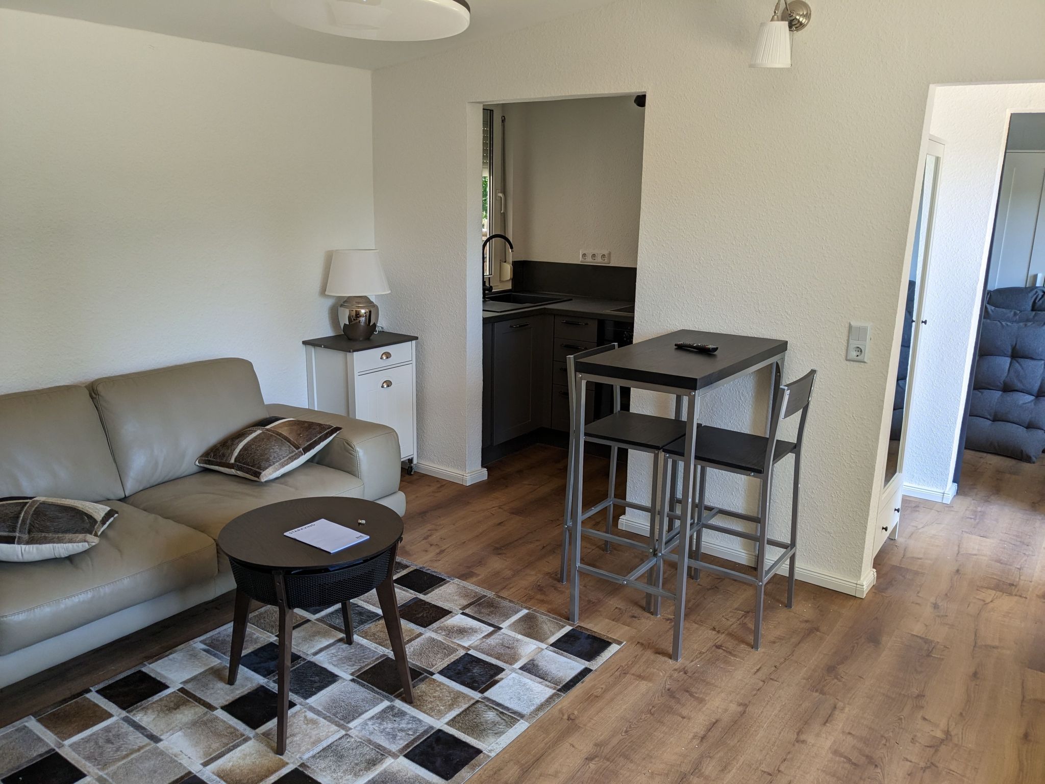 In Süd-Waldhanglage mit tollem Seeblick-Drinnen