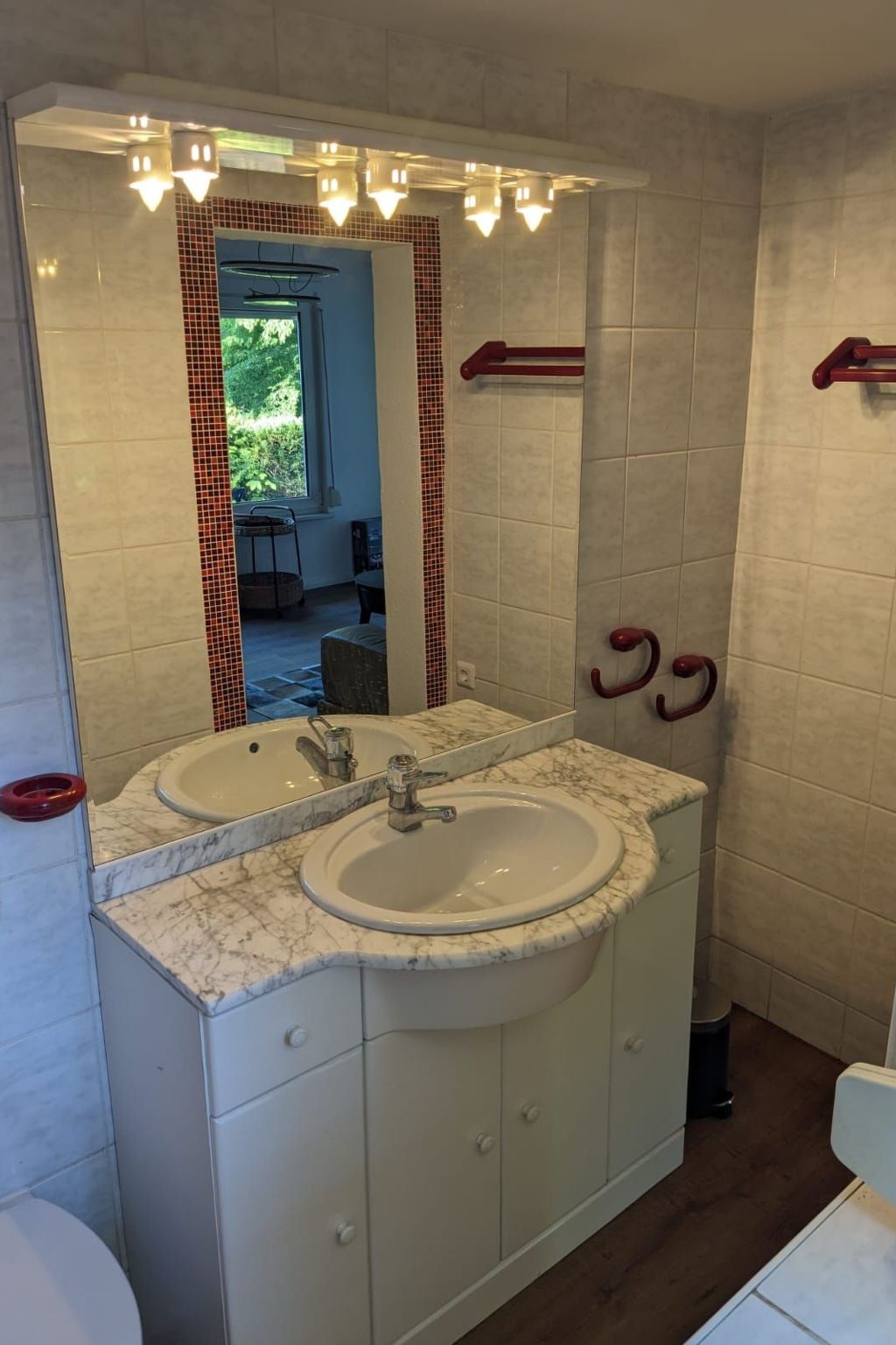 In Süd-Waldhanglage mit tollem Seeblick-Drinnen