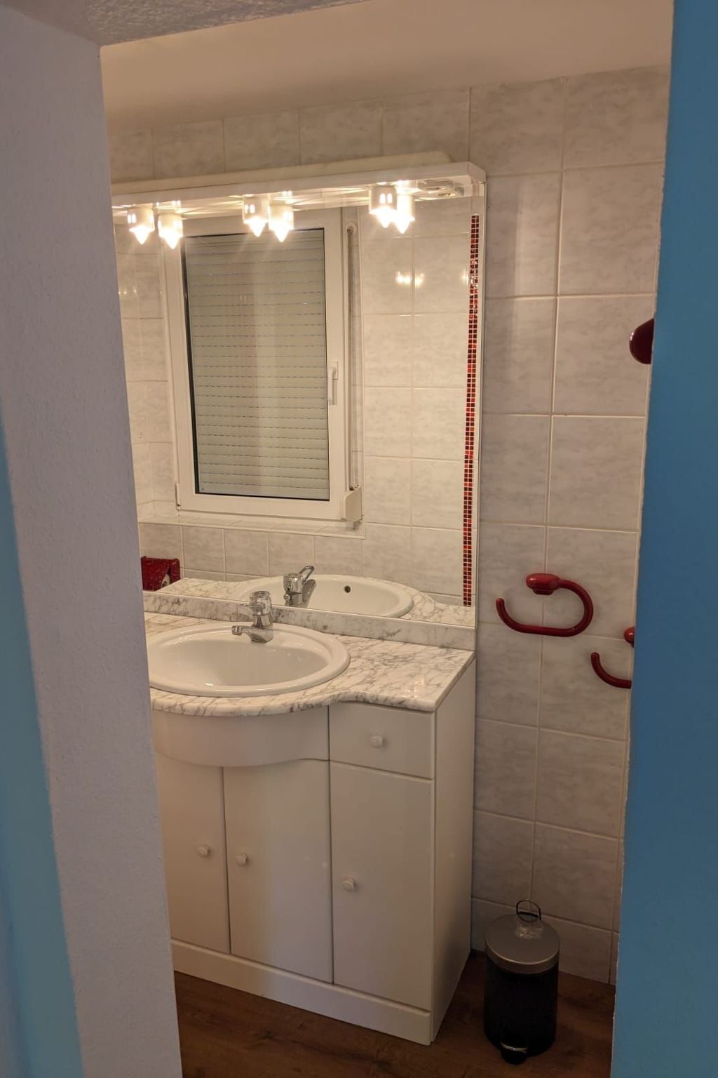 In Süd-Waldhanglage mit tollem Seeblick-Drinnen