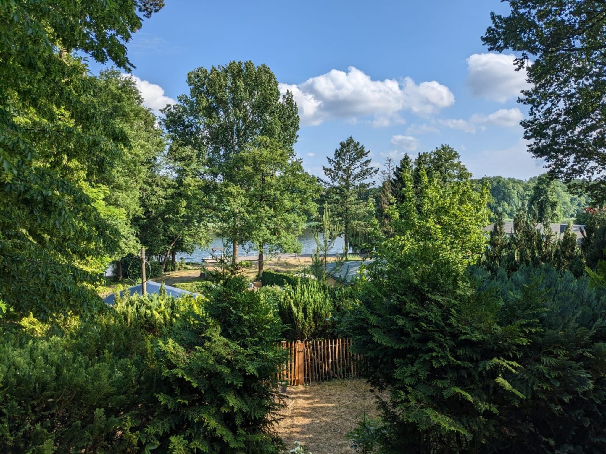 In Süd-Waldhanglage mit tollem Seeblick-Drinnen