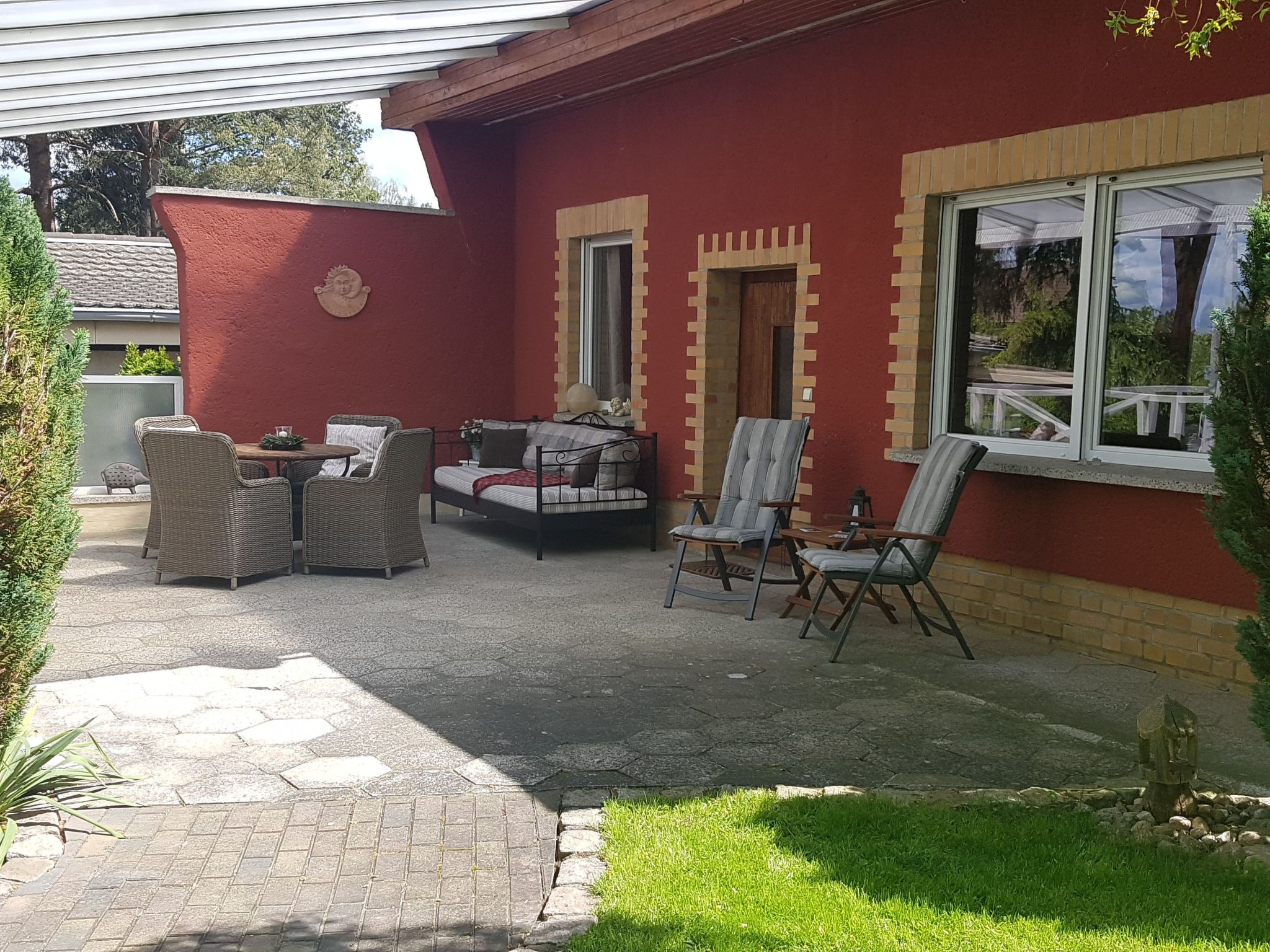 Mit Garten, Grill und Terrasse-Inside