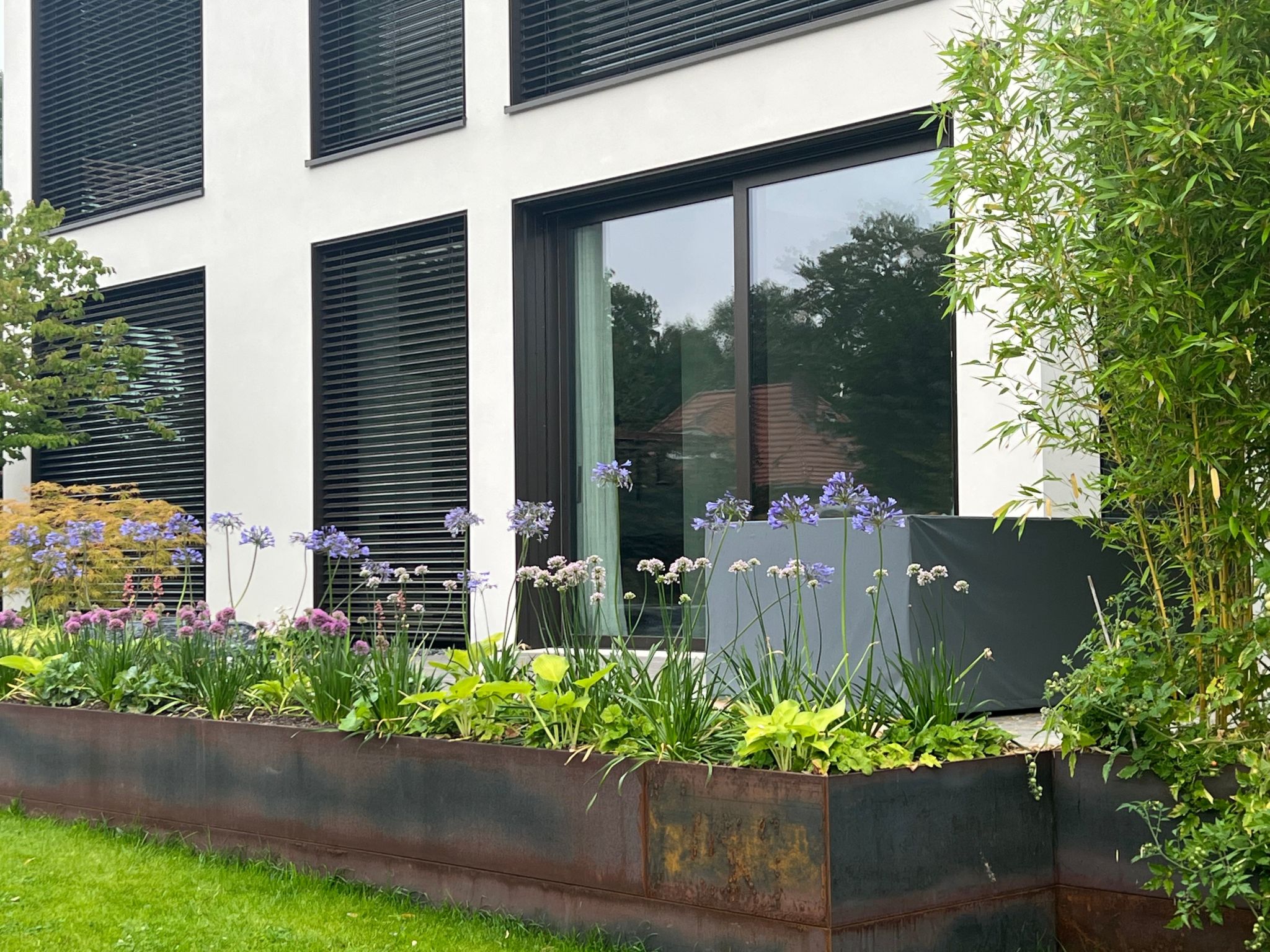 Modernes Einfamilienhaus-Draußen