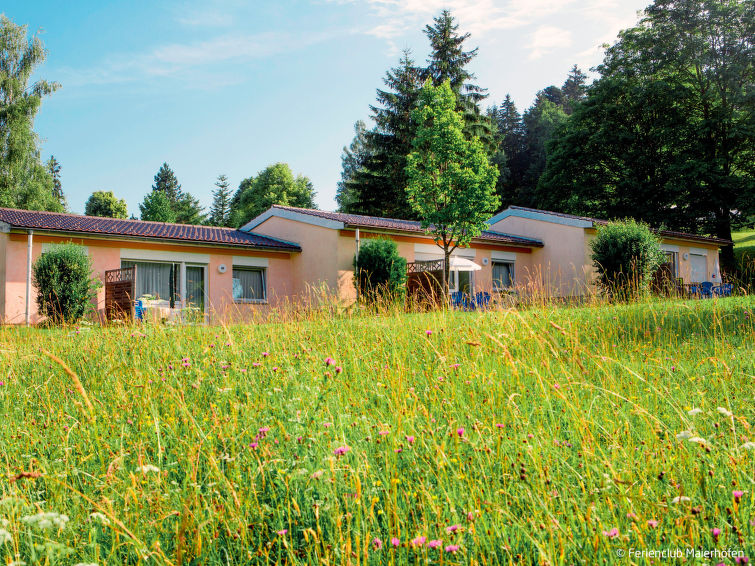 "Edelweiß", huis in een rij 3-kamers 62 m2. Doelmatig ingericht: woonkamer met Sat-TV (Flatscreen TV). Uitgang naar het terras. 1 kamer met 1 2-pers bed. 1 kamer met 2 bedden. Open keuken (4 keramisc..