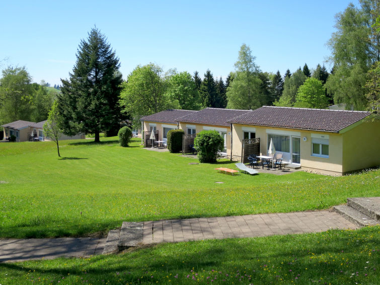 "Arnika", huis in een rij 4-kamers 72 m2. Doelmatig ingericht: woon-/eetkamer met Sat-TV (Flatscreen TV). Uitgang naar het terras. 1 kamer met 1 2-pers bed. 1 kamer met 2 bedden. 1 kamer met 1 bed en ..