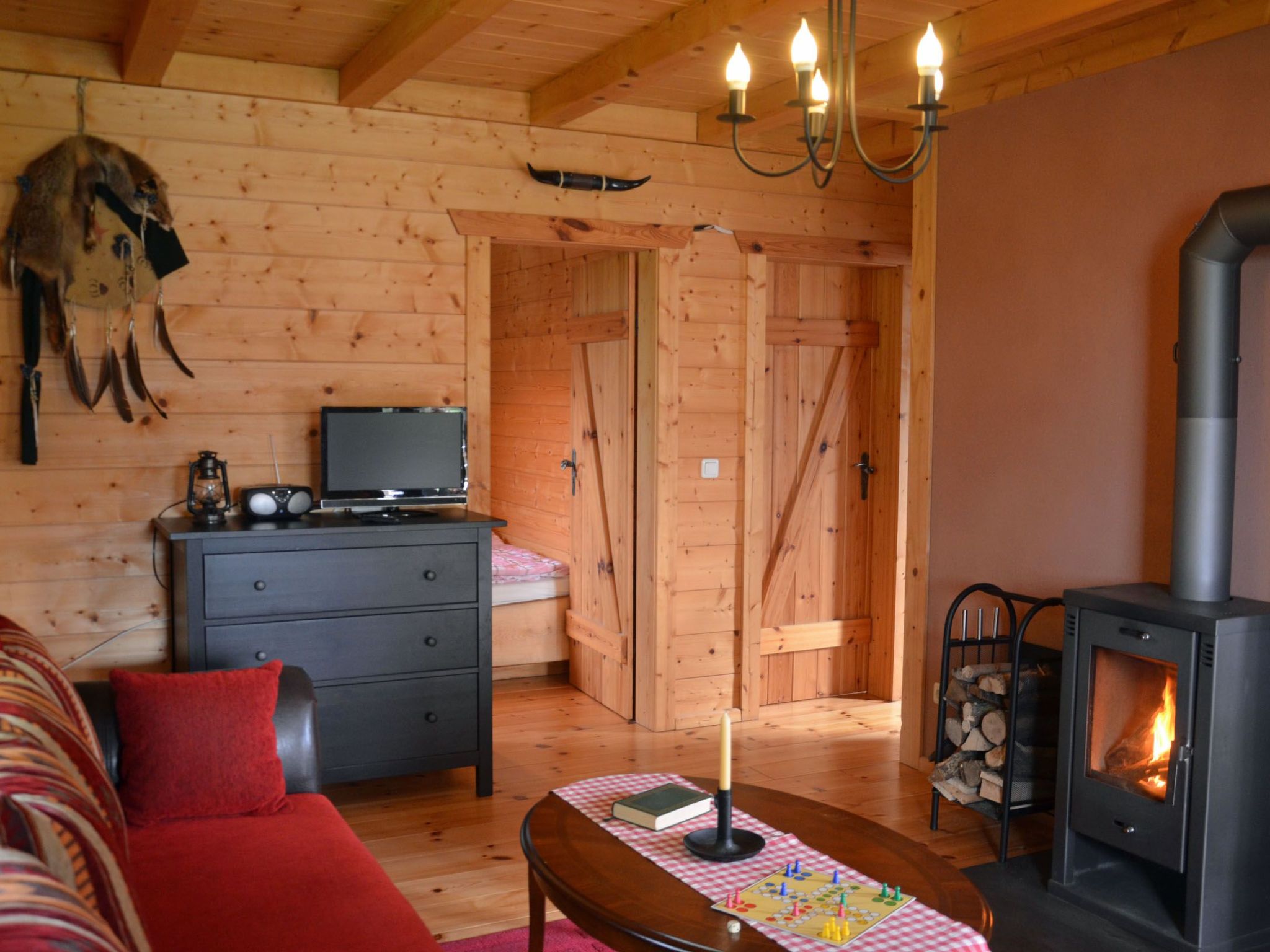 Rustikales Holzferienhaus mit großer Terrasse