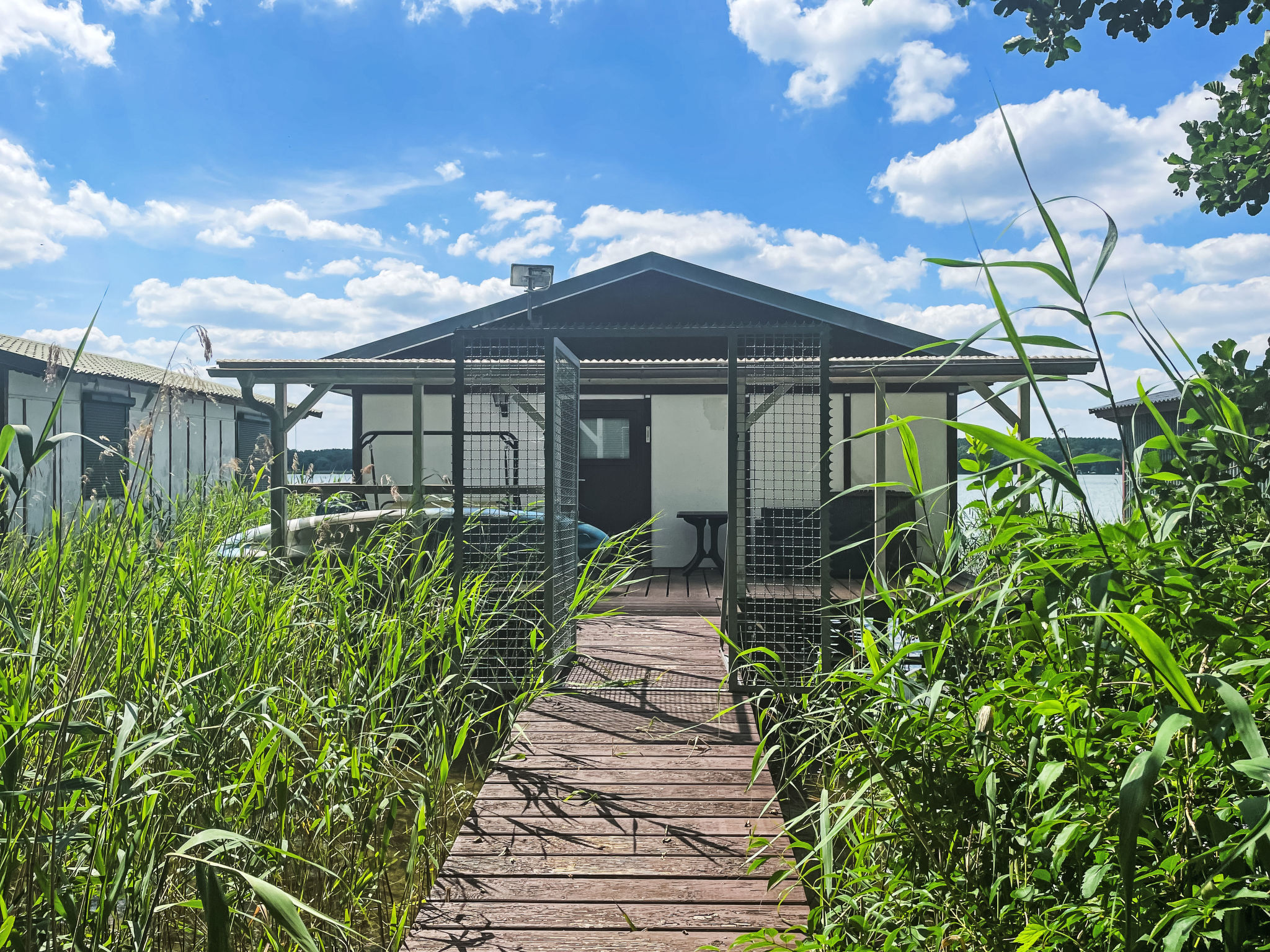Bungalow 3-kamers 50 m2, op de begane grond. Doelmatig ingericht: woon-/eetkamer met eettafel en Sat-TV. Uitgang naar het terras. 1 kamer met 1 2-pers bed (180 cm, lengte 200 cm). 1 kamer met 2 divanb..
