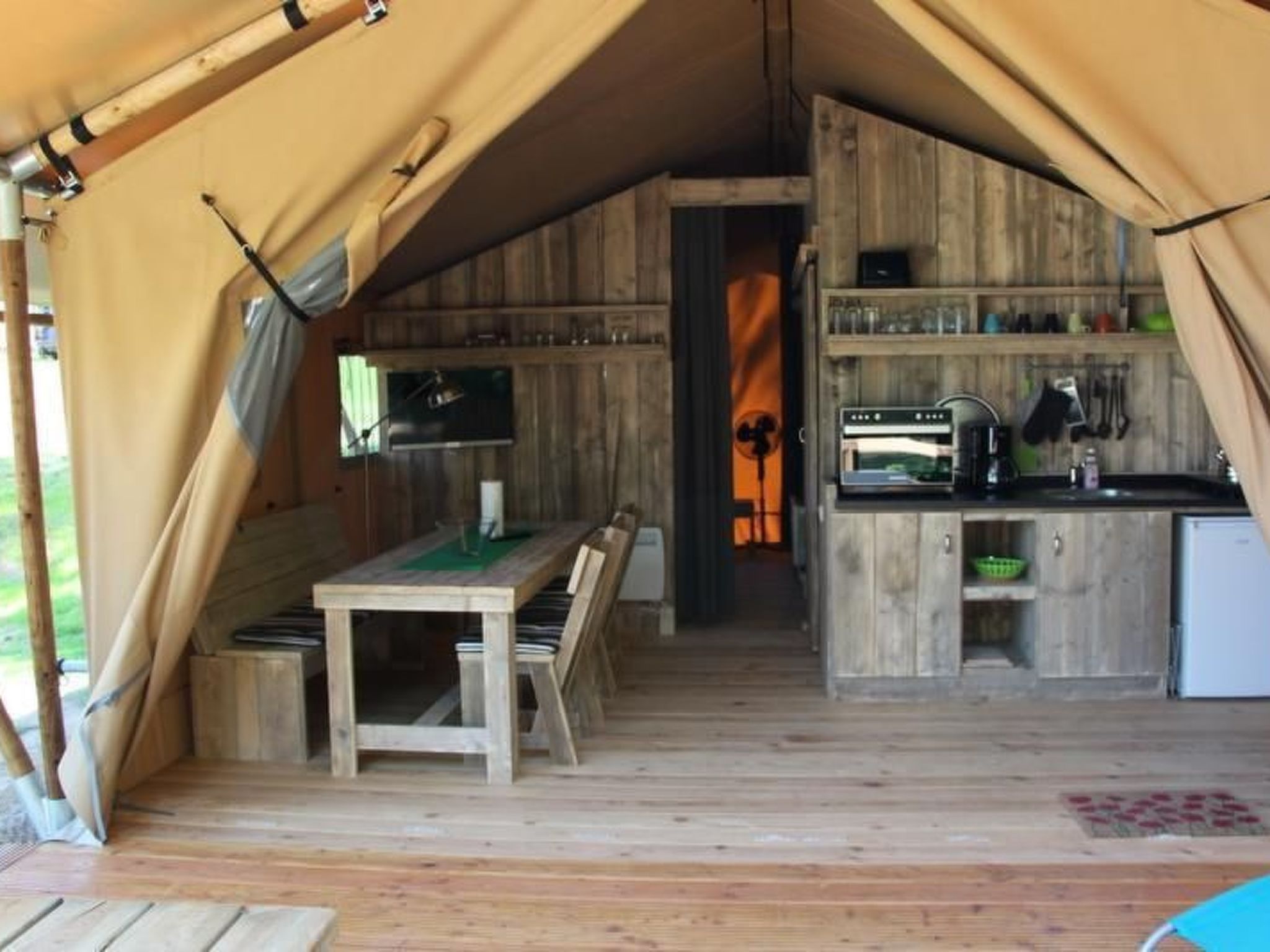 Safarizelt in Hohenlychen mit Garten und Grill-Dedans