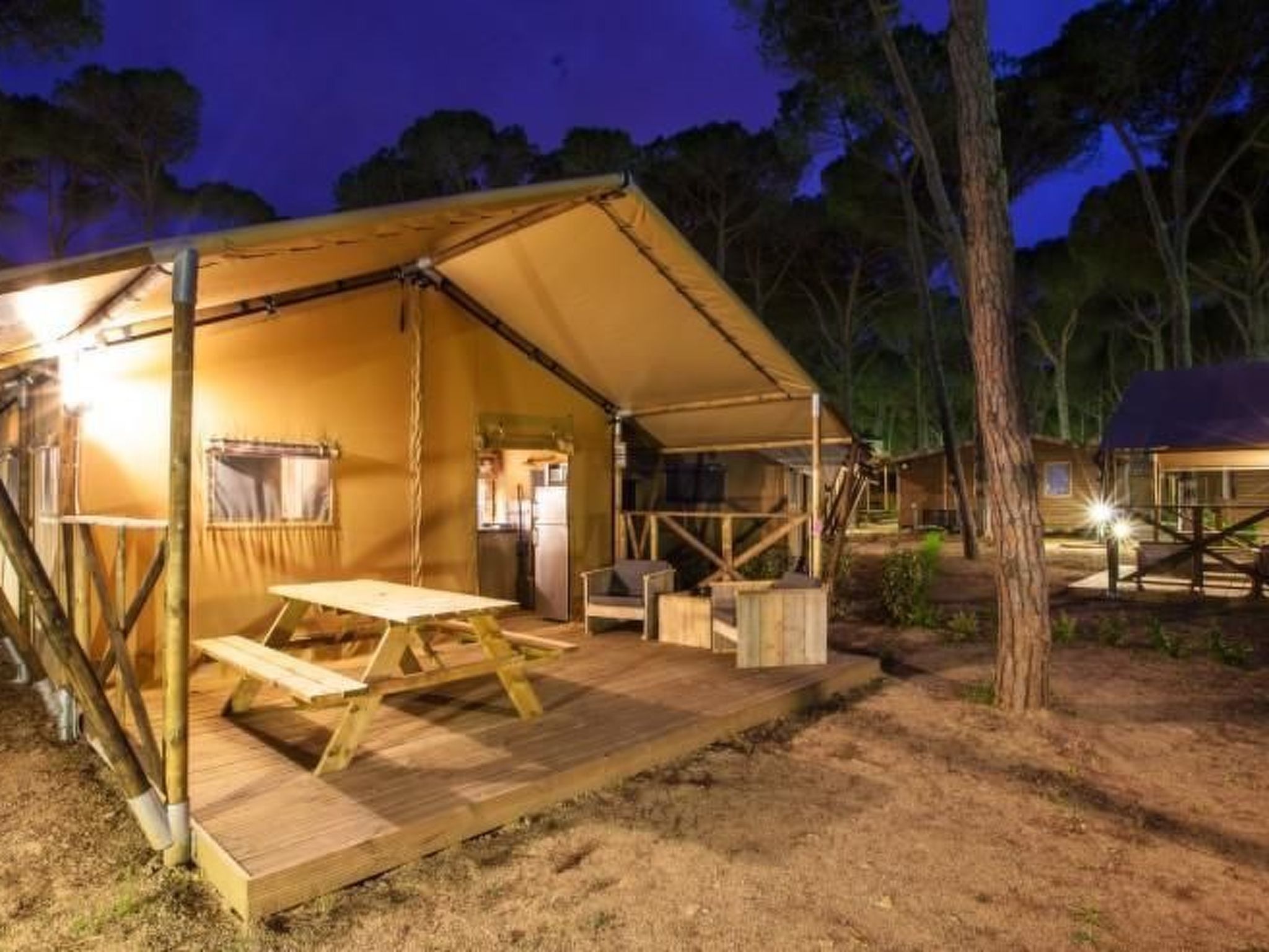 Gemütliches Safarizelt mit Grill und Garten-Drinnen