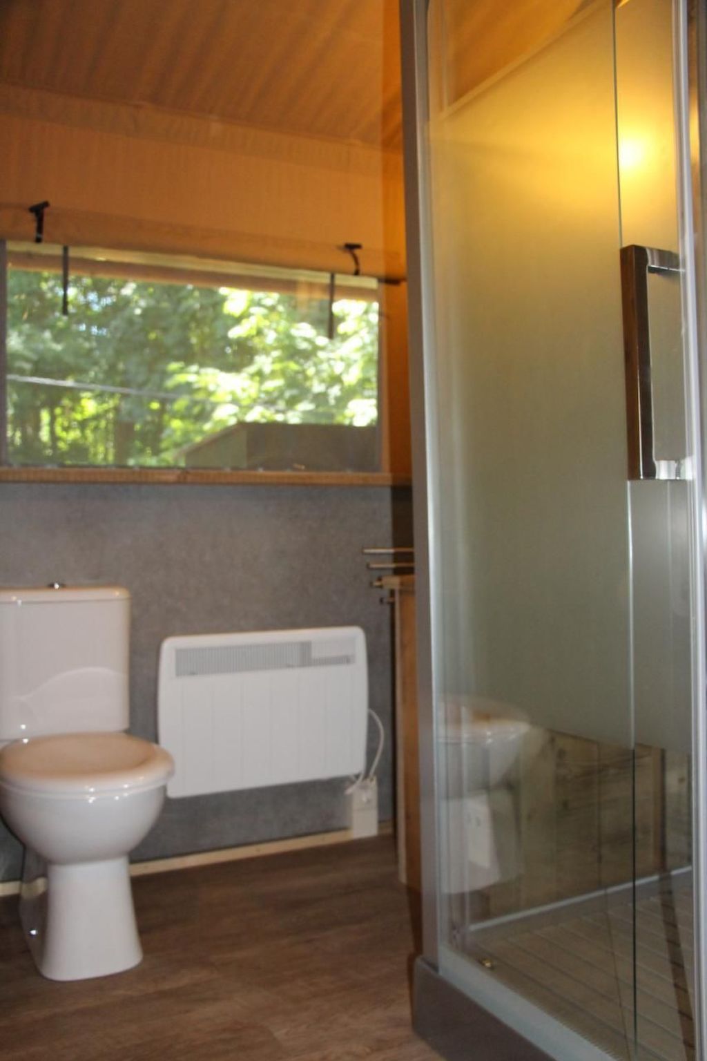 Gemütliches Safarizelt mit Grill und Garten-Drinnen