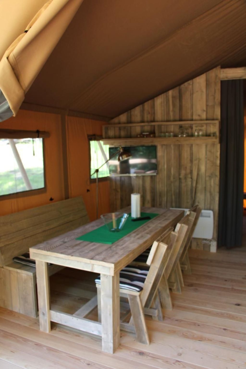 Gemütliches Safarizelt mit Grill und Garten-Drinnen