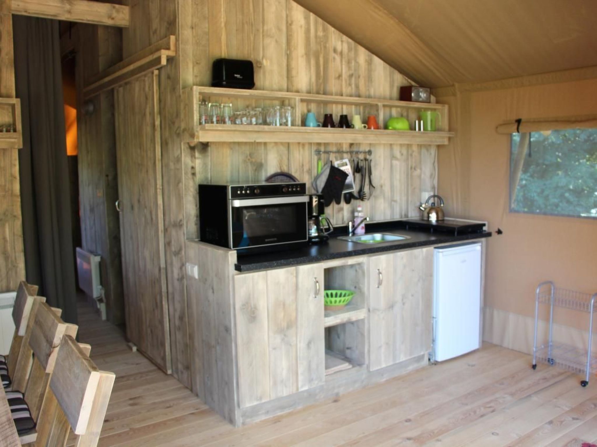 Gemütliches Safarizelt mit Grill und Garten-Drinnen