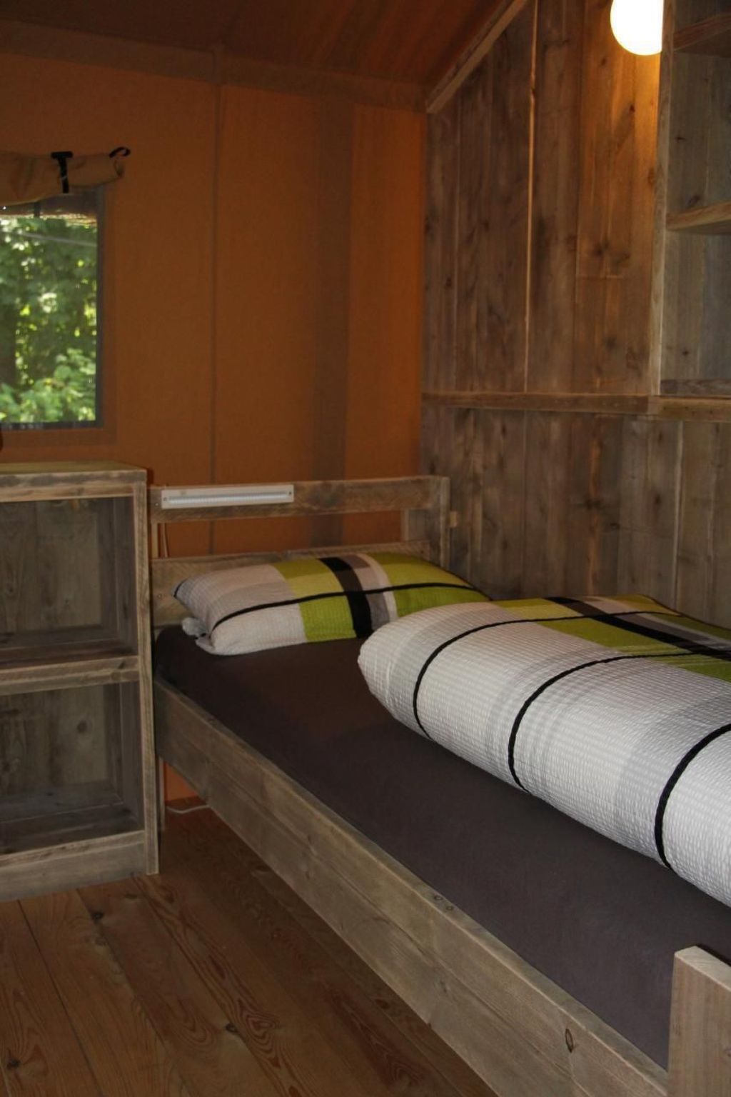 Gemütliches Safarizelt mit Grill und Garten-Drinnen