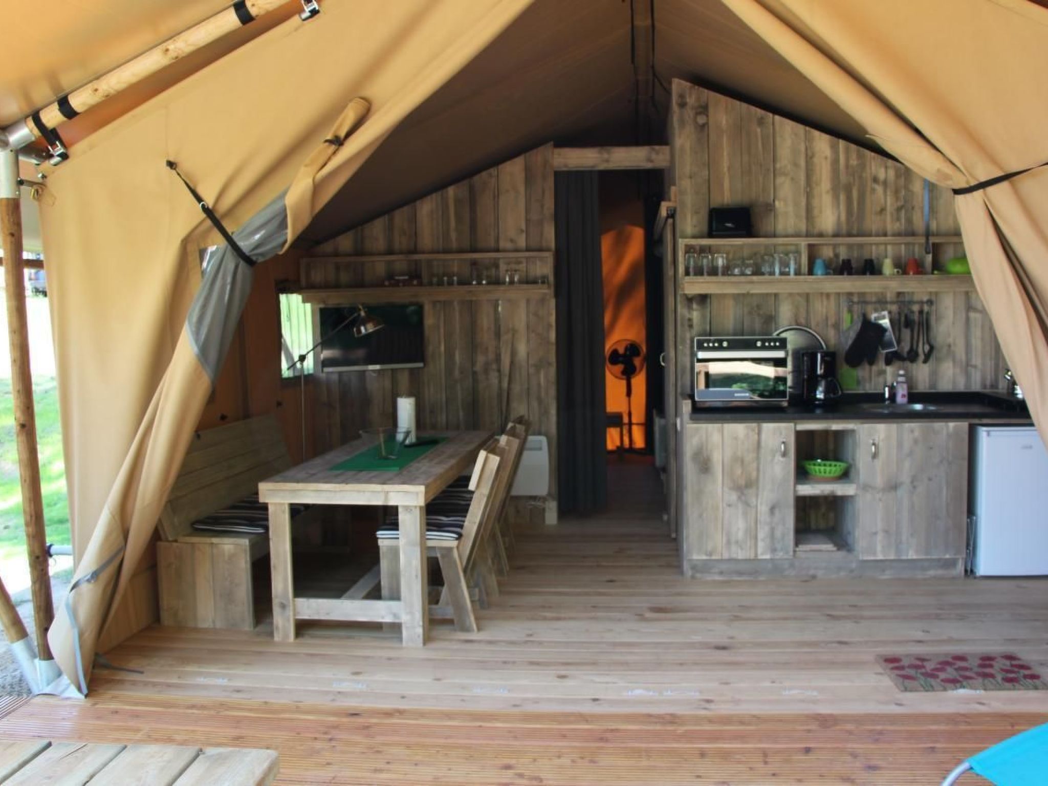 Gemütliches Safarizelt mit Grill und Garten-Drinnen