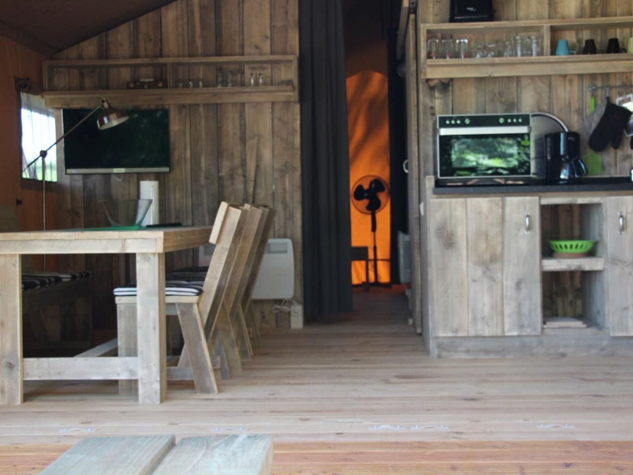 Gemütliches Safarizelt mit Grill und Garten-Drinnen