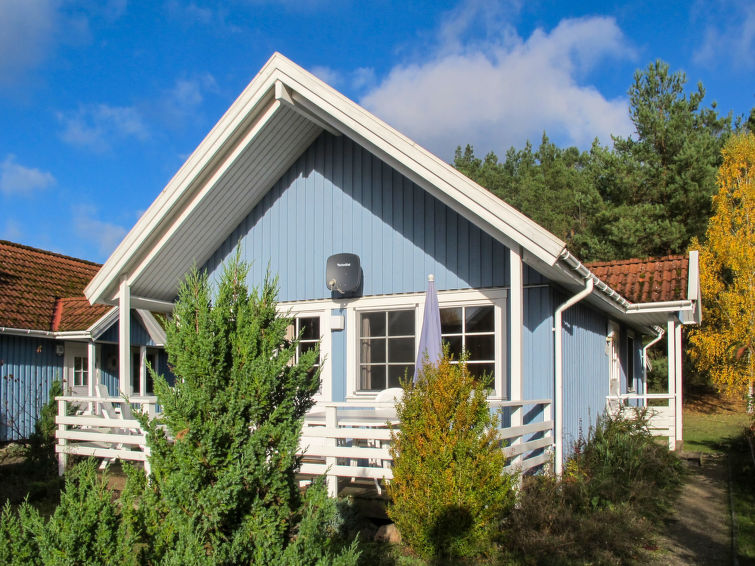 "Wald und See", 3-Zimmer-Haus 65 m2 auf 2 Stockwerken. Gemütlich und mit viel Holz eingerichtet: Wohn-/Esszimmer mit Sat-TV (Flachbildschirm). Ausgang zur Terrasse. 1 Doppelzimmer. 1 Zimmer mit 1 x 2..