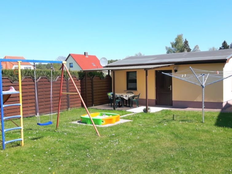 Bungalow 3-kamers 50 m2, op de begane grond. Gezellig ingericht: woon-/eetkamer met Kabel-TV (Flatscreen TV), radio. Uitgang naar het terras. 1 kamer met 1 2-pers bed. 1 kamer met 2 bedden. Kleine koo..