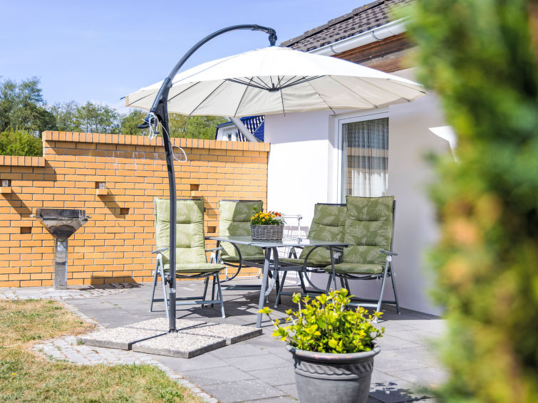"Abendrot", bungalow 3-kamers 70 m2, op de begane grond. Het objekt is geschikt voor 2 volwassenen + 2 kinderen. Mooi en gezellig ingericht: woon-/eetkamer met zwedenkachel en Sat-TV (Flatscreen TV). ..