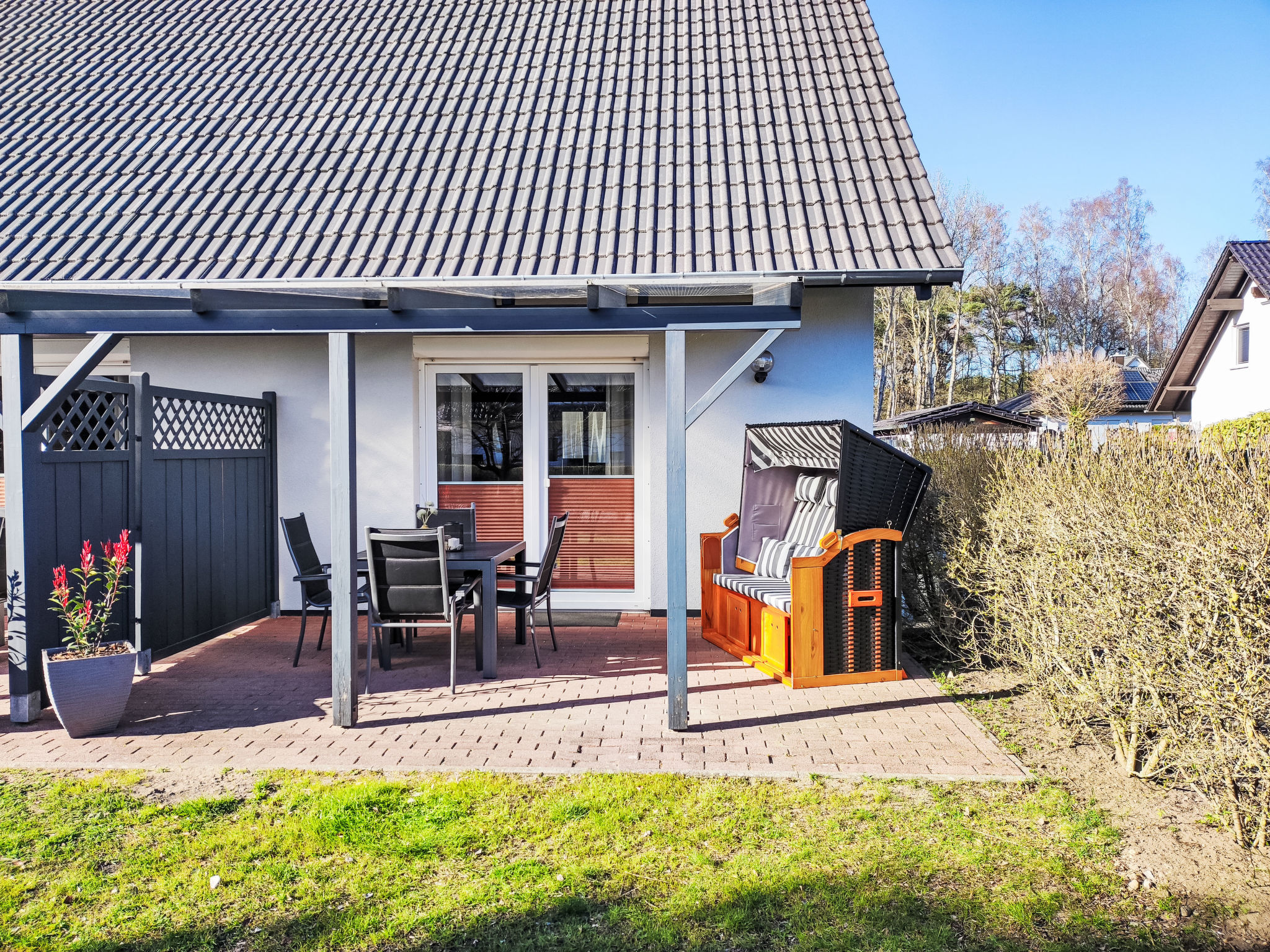"Muschelnest", halfvrijstaand huis 3-kamers 60 m2 op 2 verdiepingen. Mooi en smaakvol ingericht: woon-/eetkamer met eettafel, Sat-TV, radio en CD-speler. Uitgang naar het terras. Open keuken (4-pits k..