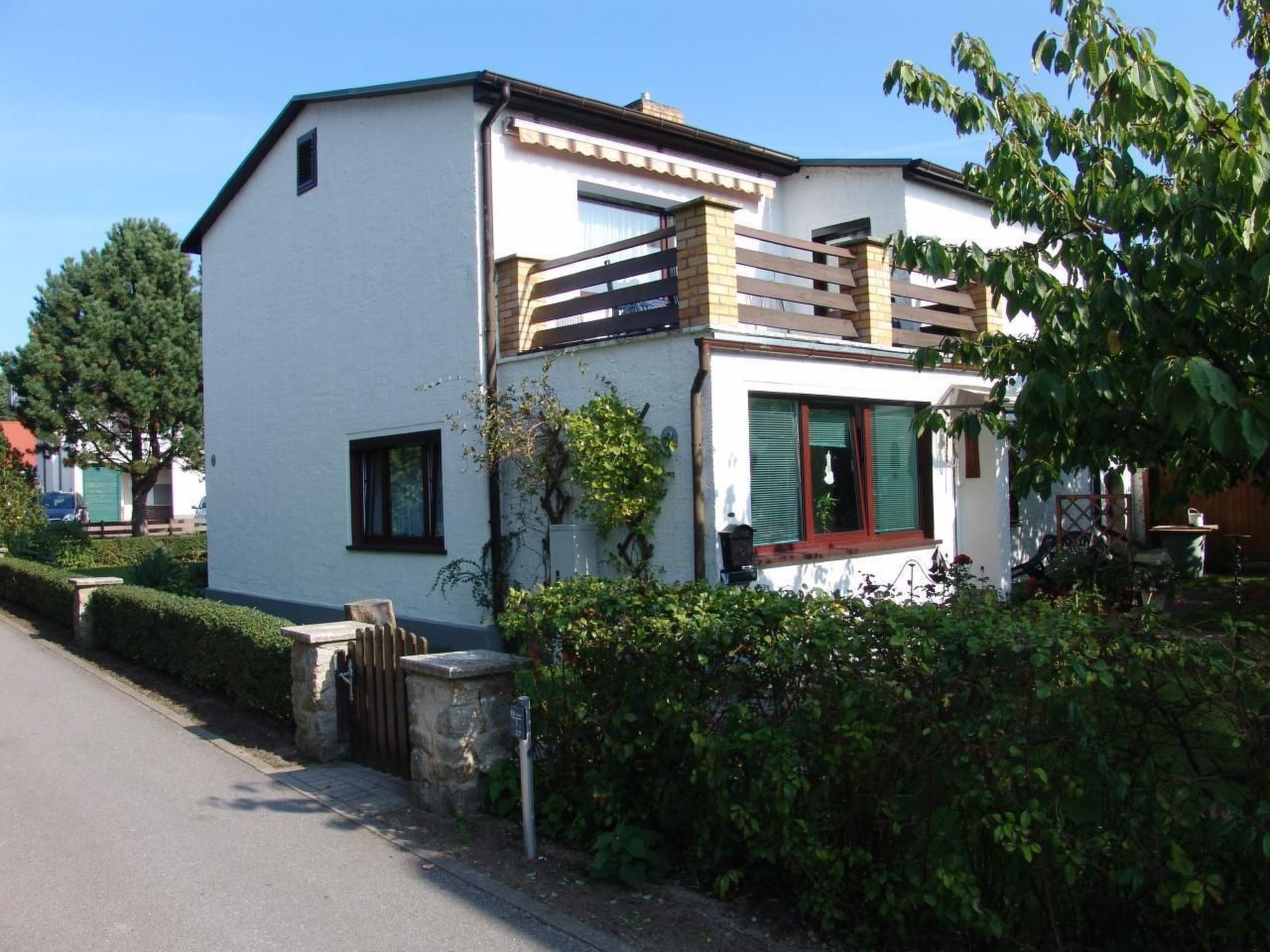 Sie bewohnen eine ruhig gelegene 2-Raum-Wohnung (ca. 85 m²) im gepflegten Ferienhaus im Ostseebad Karlshagen - ruhig gelegen im Ortskern - gemütliche Einrichtung, großzügiges Platzangebot mit Park..