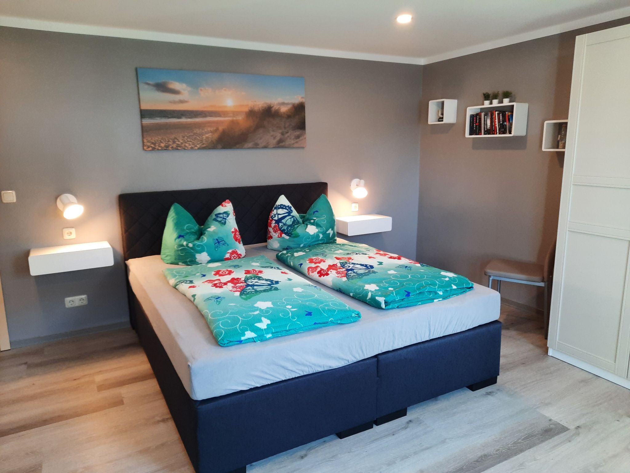 The holiday house is about a ten-minute walk from the beautiful, wide, sandy beach. It is quietly situated on a side street in Karlshagen with little traffic. A terrace with a grill and a bicycle stor..