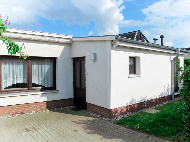 Halfvrijstaand huis 2-kamers 50 m2, op de begane grond. Doelmatig ingericht: woon-/slaapkamer met 1 2-pers divanbed, zwedenkachel, eettafel, Sat-TV, radio en CD-speler. Uitgang naar het terras. 1 kame..
