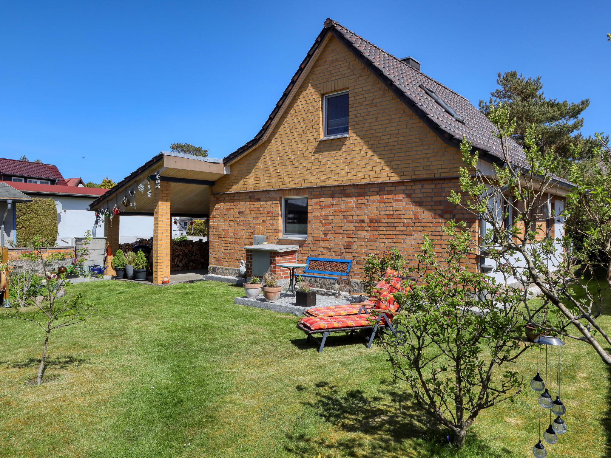 Huis 3-kamers 85 m2. Smaakvol en gezellig ingericht: woon-/eetkamer met zwedenkachel, Sat-TV en gasverwarming. 1 2-pers. kamer met 1 2-pers bed (180 cm, lengte 200 cm). Open keuken (oven, afwasmachine..