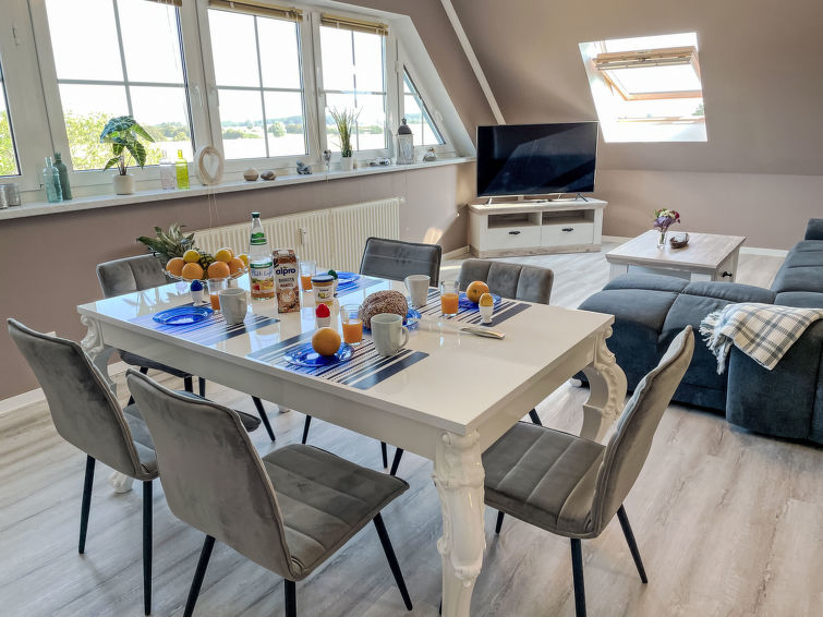"Ostseeblick", appartement 3-kamers 75 m2, op de bovenste verdieping. Licht, afgeschuinde daken, gerenoveerd in 2020, mooi en gezellig ingericht: woon-/eetkamer met afgeschuinde daken met eettafel en ..