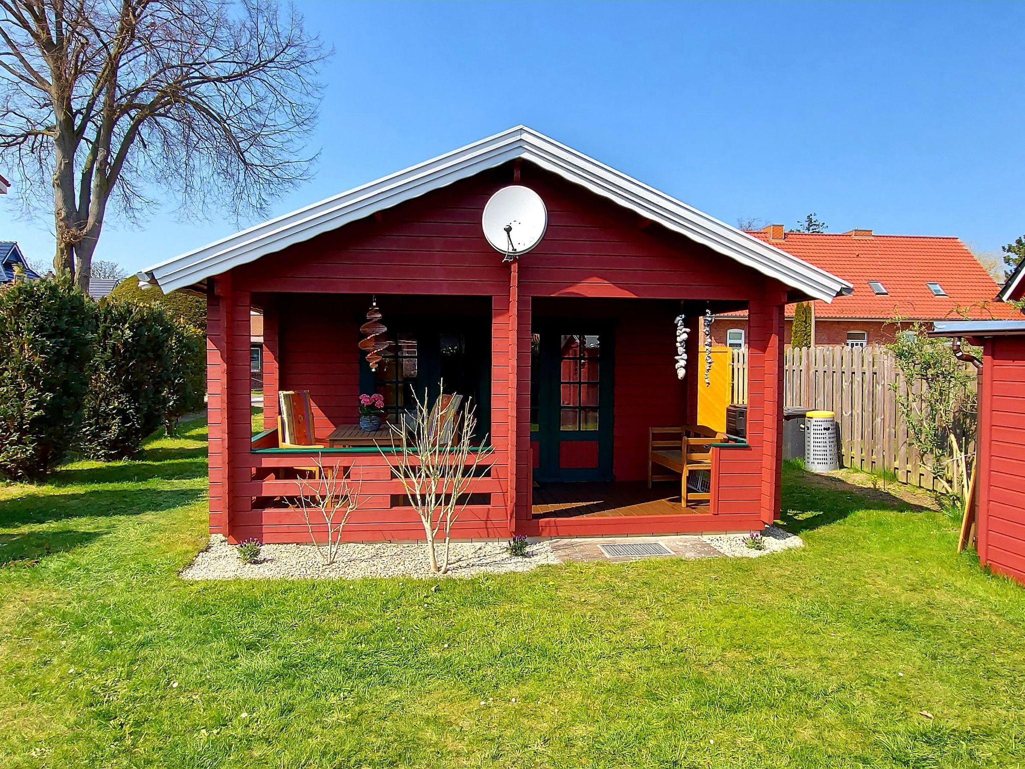 Discover this charming wooden holiday home in the picturesque Baltic Sea resort of Prerow, a real gem on the Baltic Sea coast. Situated in the middle of the unspoilt Darss primeval forest and just a s..