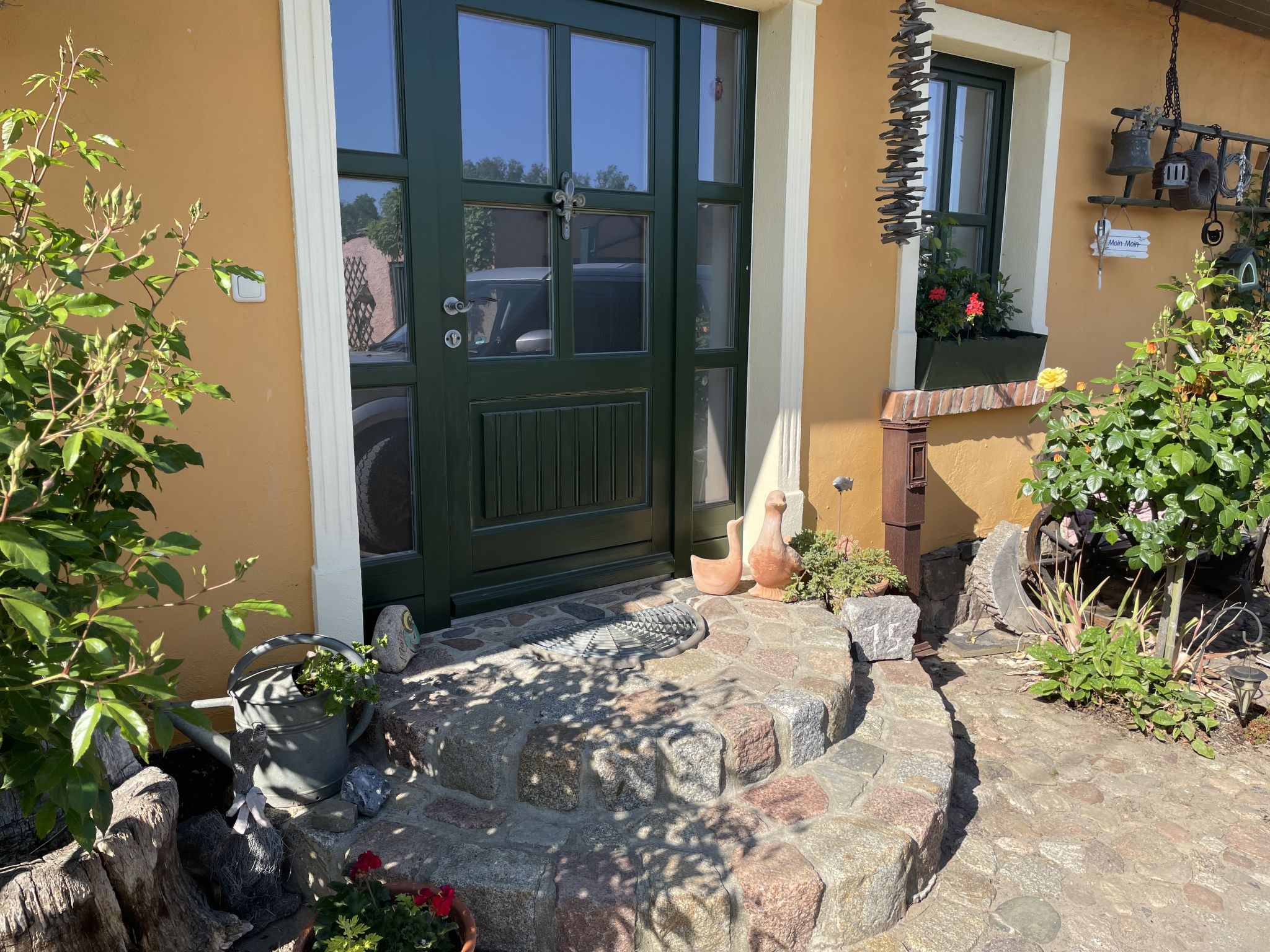 "Tribbevitz", huis in een rij 4-kamers 90 m2 op 3 verdiepingen. Het objekt is geschikt voor 2 volwassenen + 2 kinderen. Licht, comfortabel en met veel hout ingericht: woon-/eetkamer met zwedenkachel, ..