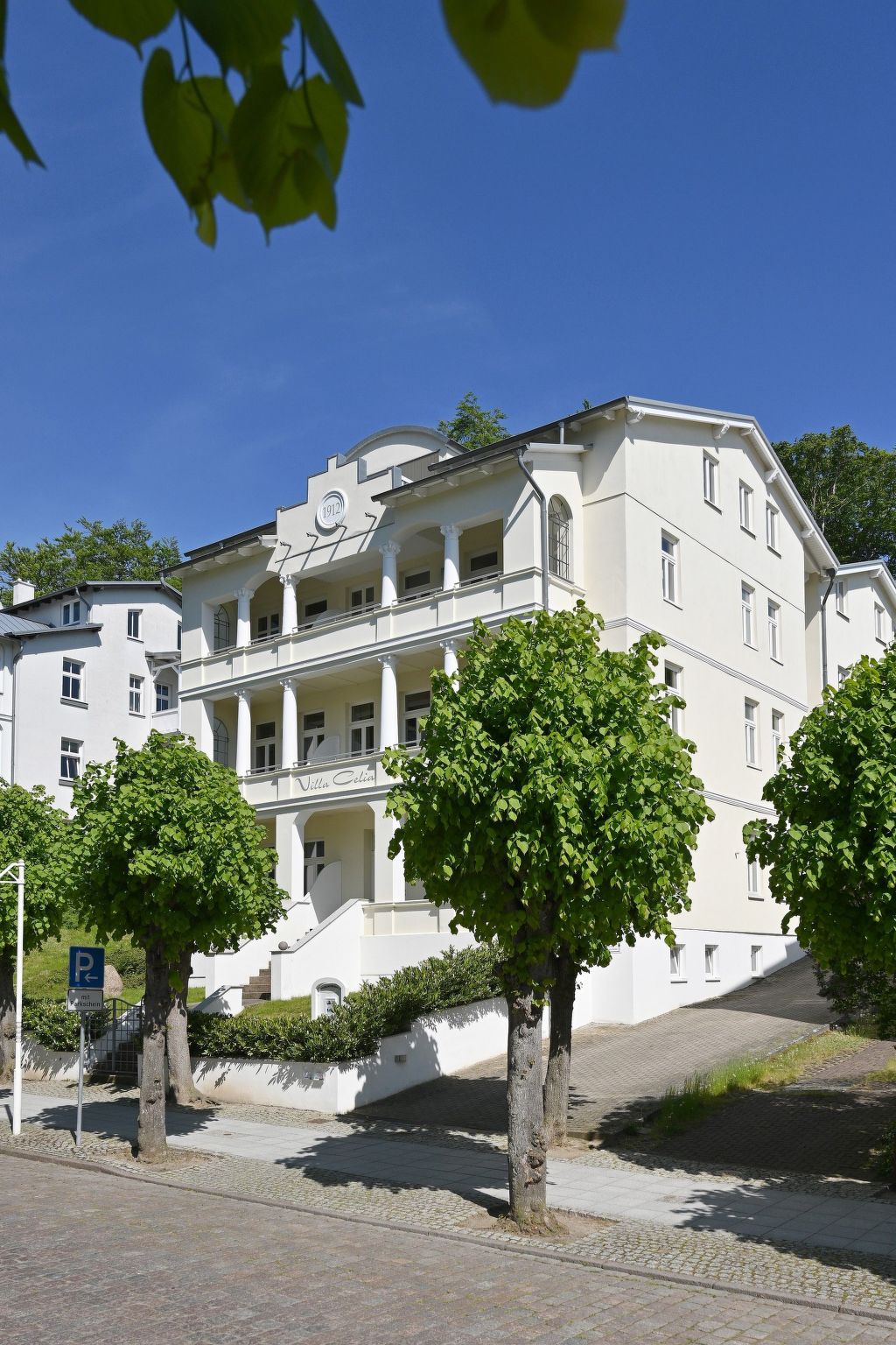 De drie-kamervakantiewoning nr. 5 met een oppervlakte van 68 m² voor maximaal 6 personen ligt op de eerste verdieping.Het balkon met tuinmeubelen bereikt u via de woonkamer en via een van de slaapkam..