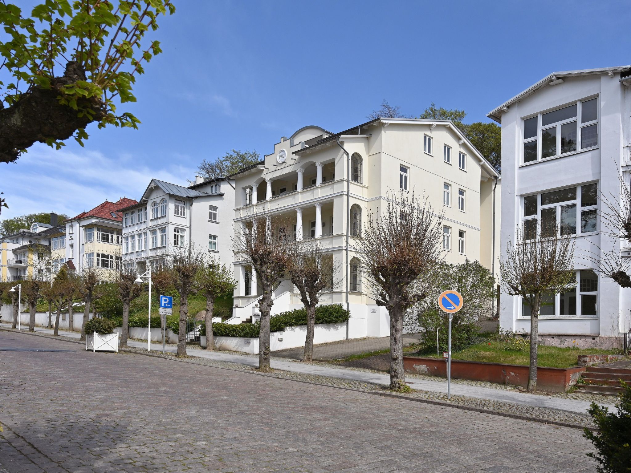 De drie-kamervakantiewoning nr. 9 met een oppervlakte van 68 m² voor maximaal 6 personen ligt op de tweede verdieping met uitzicht vanaf het balkon op de Wilhelmstraße.Het balkon met tuinmeubelen be..