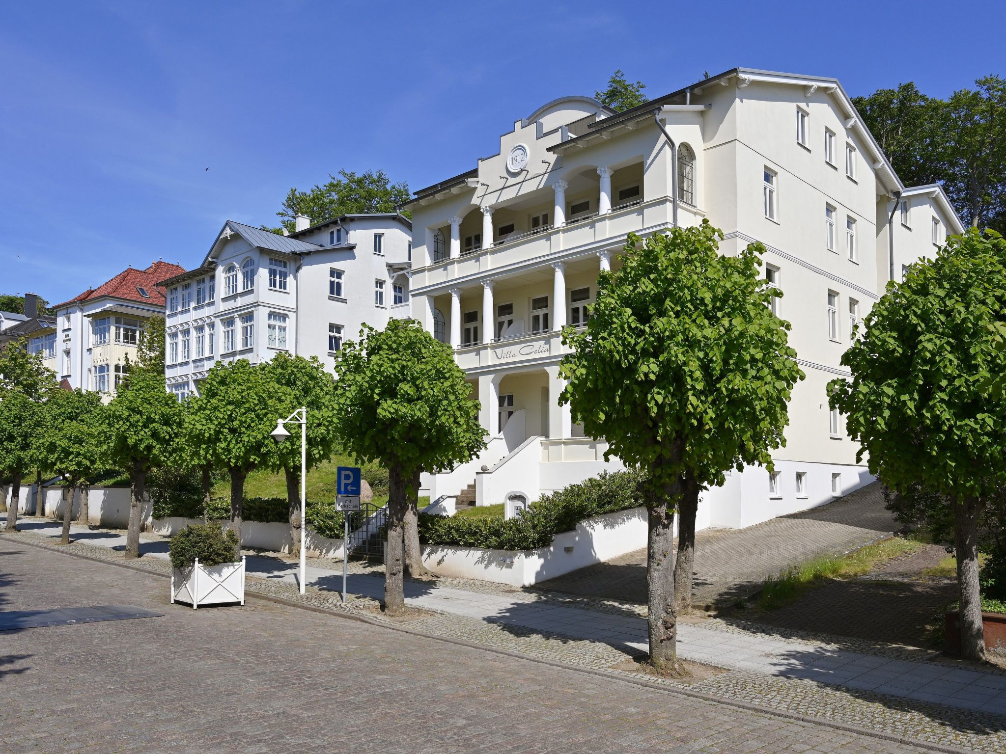 De twee-kamervakantiewoning nr. 11 met een oppervlakte van 47 m² voor twee tot vier personen ligt op de derde verdieping (aan de kant van het Granitzwald. Laat het u goed gaan op het balkon met tuinm..