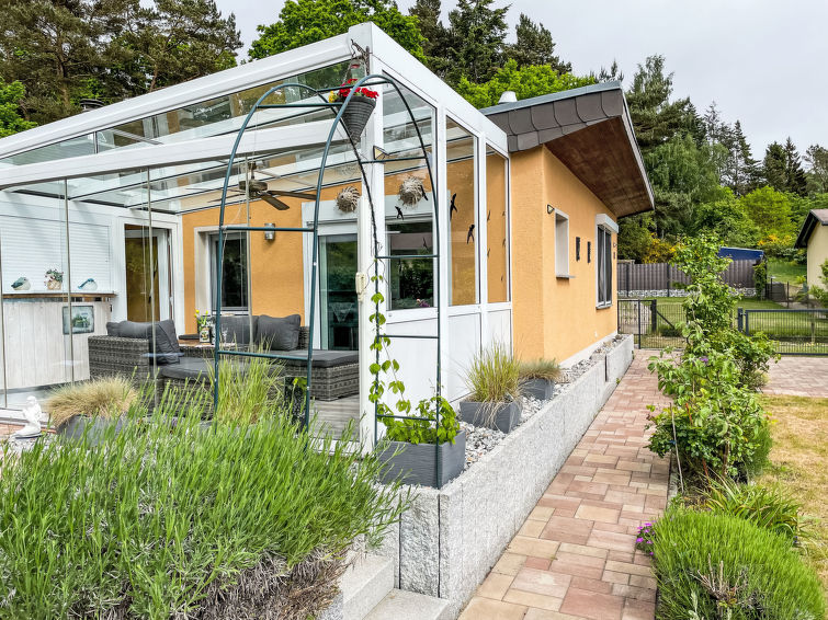 "Ferienhaus Nr. 67", 2-Zimmer-Bungalow 45 m2, im Erdgeschoss. Modern und gemütlich eingerichtet: Wohn-/Esszimmer mit Schwedenofen und Sat-TV. Ausgang zur Terrasse. 1 Zimmer mit 1 Doppelbett (180 cm, ..