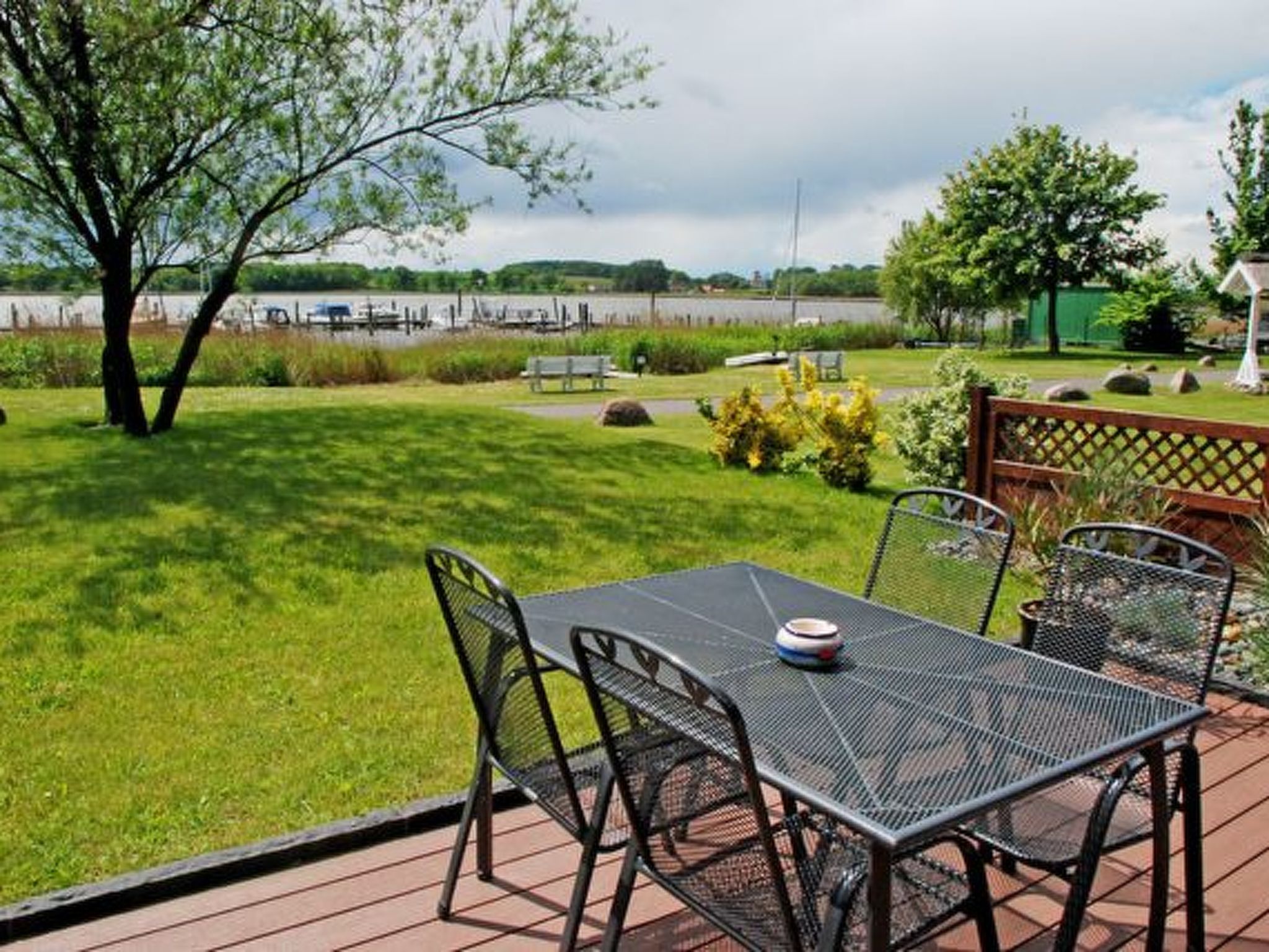 Ferienbungalow mit Terrasse und Seeblick in Sellin-Binnen