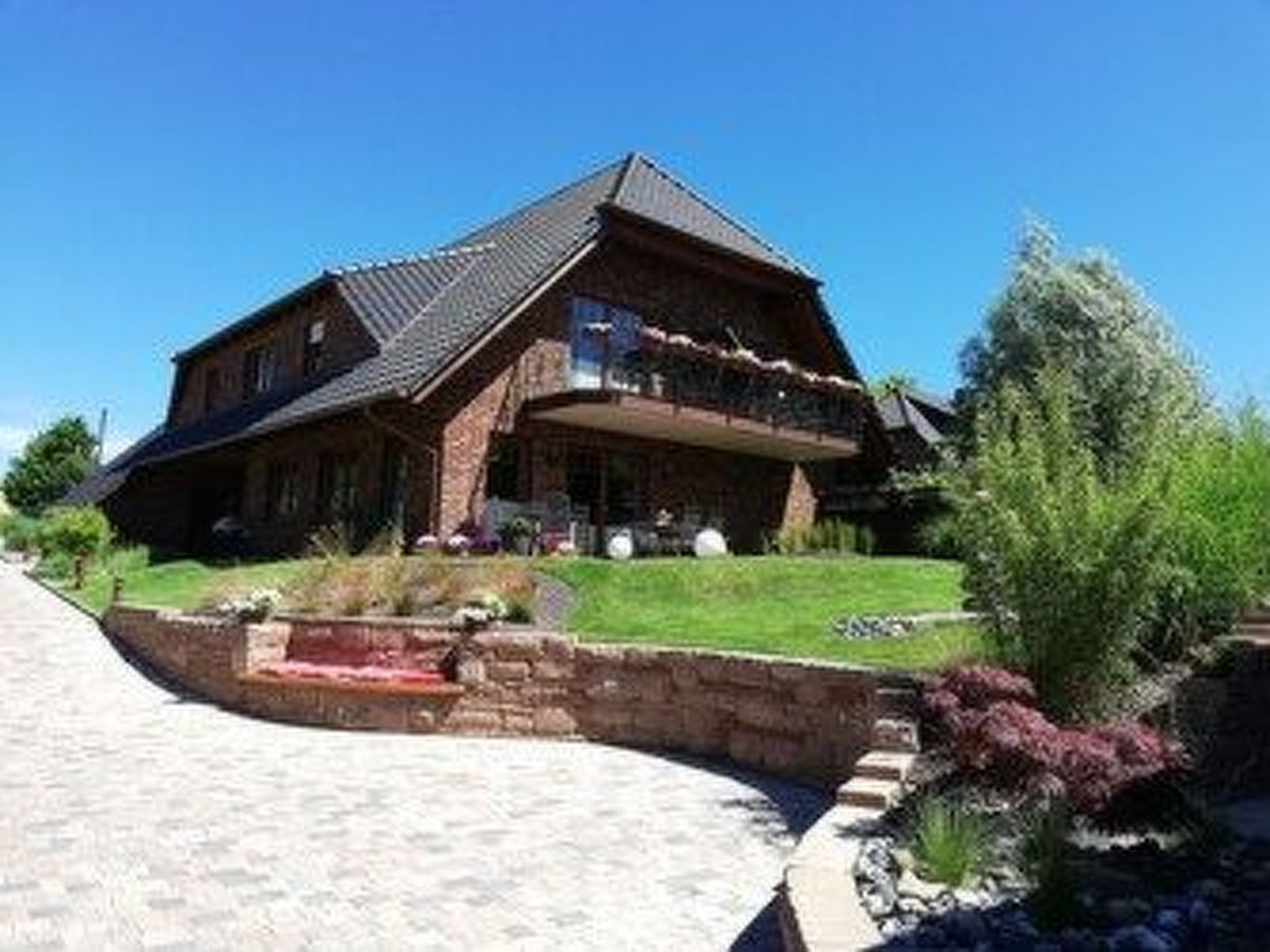 We offer you family-run and individually furnished holiday flats of various sizes and a bungalow in a direct location on Lake Sellin in the Baltic seaside resort of Sellin. The famous Sellin pier and ..