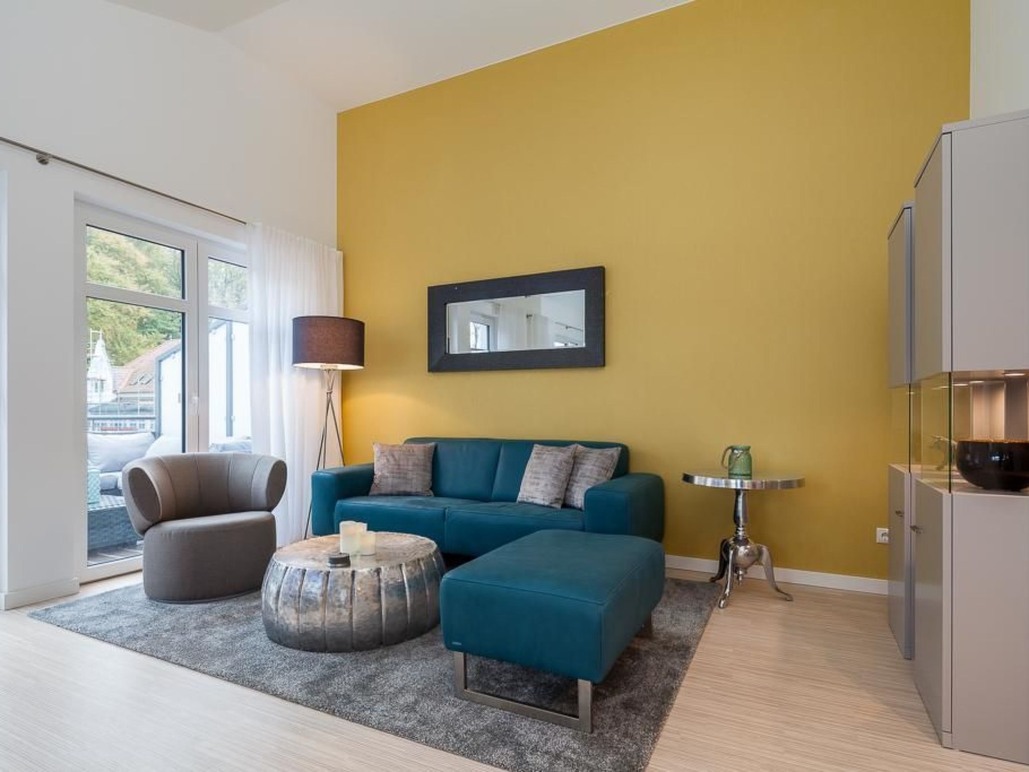 LOCATIONRügen is known for its unique spa architecture, which can be seen in all its beauty in Wilhelmstraße. The beautiful penthouse flat "Sonnenblick" is located in the "Villa Luisa" in Wilhelmstr..