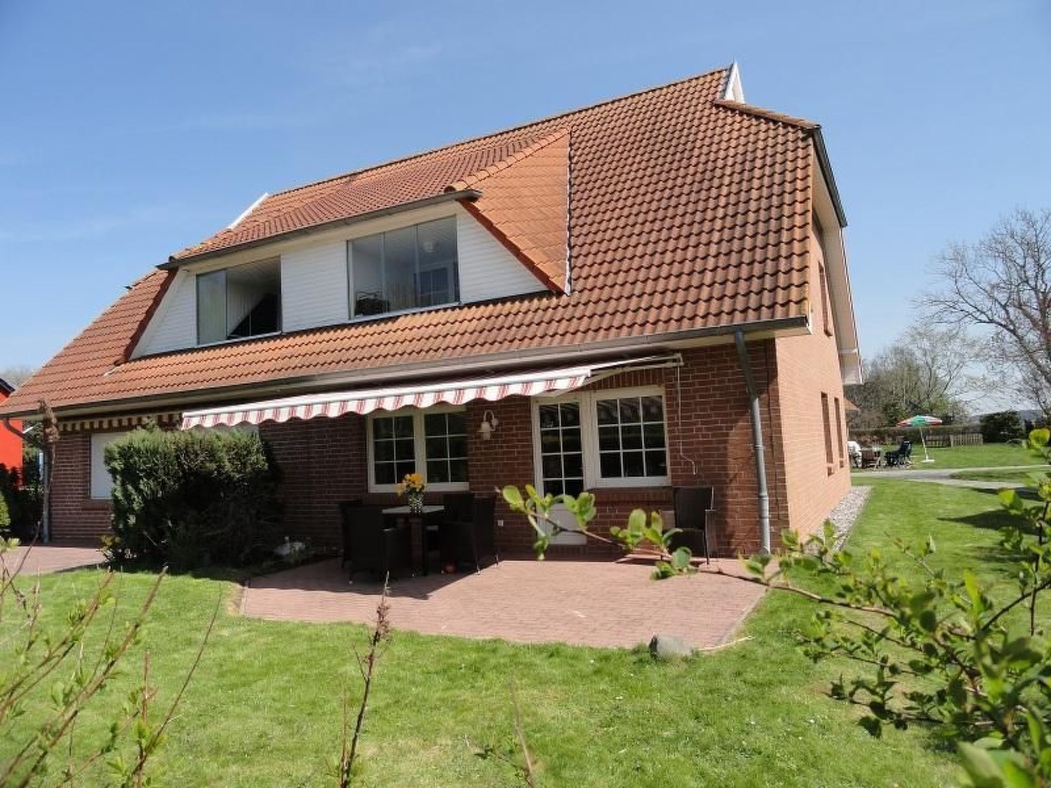 De comfortabele vakantiewoning ligt maar 400 m van het strand (Boddenbadestelle) van Waase verwijderd op het eiland Ummanz.

Het grote, gemeubileerde terras biedt met eettafel, stoelen, ligstoelen en ..