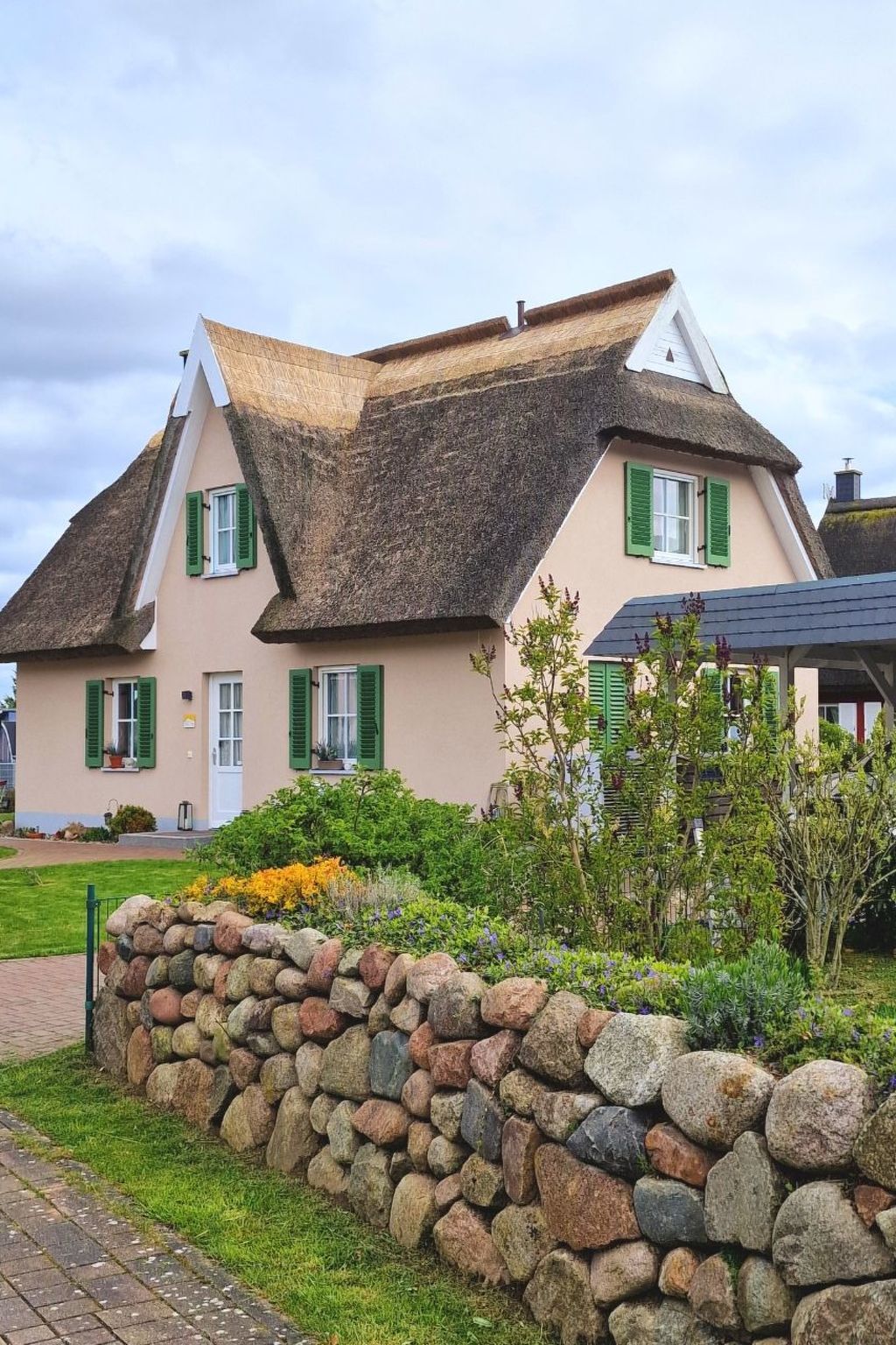 Dit schitterende en gezellige vakantiehuis bevindt zich in Mursewiek, ten westen van het eiland Rügen, direct voor de brug naar het nog natuurlijke eiland Ummanz. Het huis straalt met zijn liefde voo..