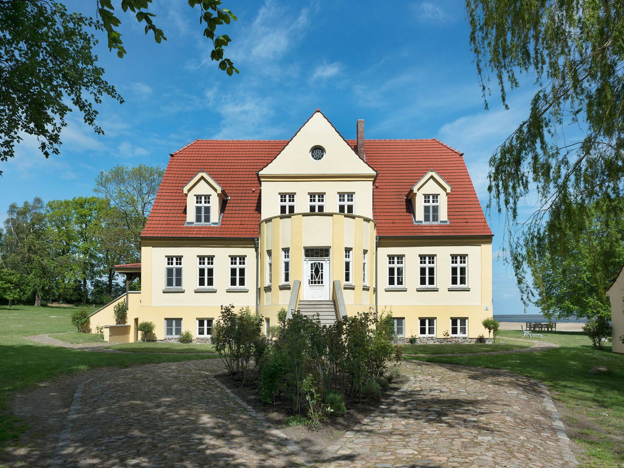 De vakantiewoning nr. 5 bevindt zich op de tweede verdieping van het herenhuis. De woning voor maximaal vier personen en met een oppervlakte van 69 m² is stijlvol ingericht en bestaat uit drie kamers..