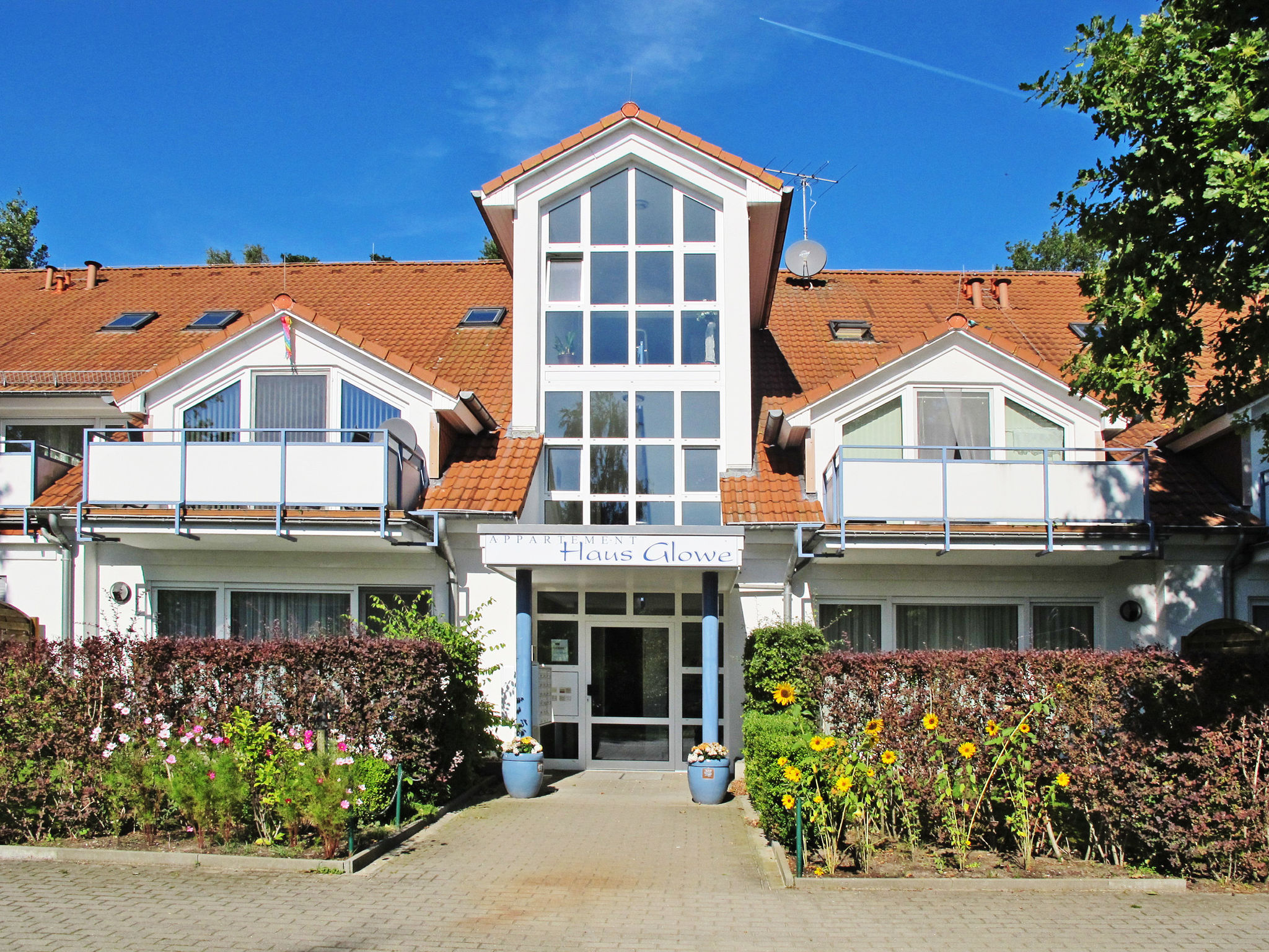 "Glowe (GLW657)", appartement 1-kamer 45 m2 op de 1e verdieping. Het objekt is geschikt voor 2 volwassenen + 1 kinderen. Gezellig ingericht: woon-/slaapkamer met 1 divanbed, 1 2-pers bed, eettafel, Sa..